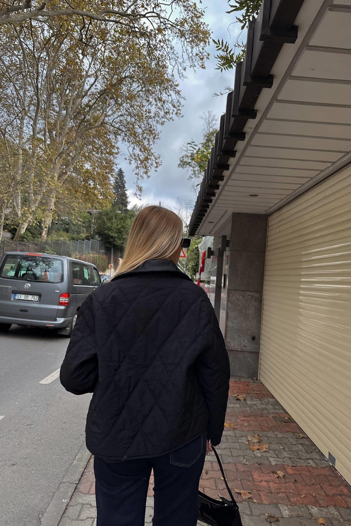 YAKA DERİ DETAY KAPİTONE MONT