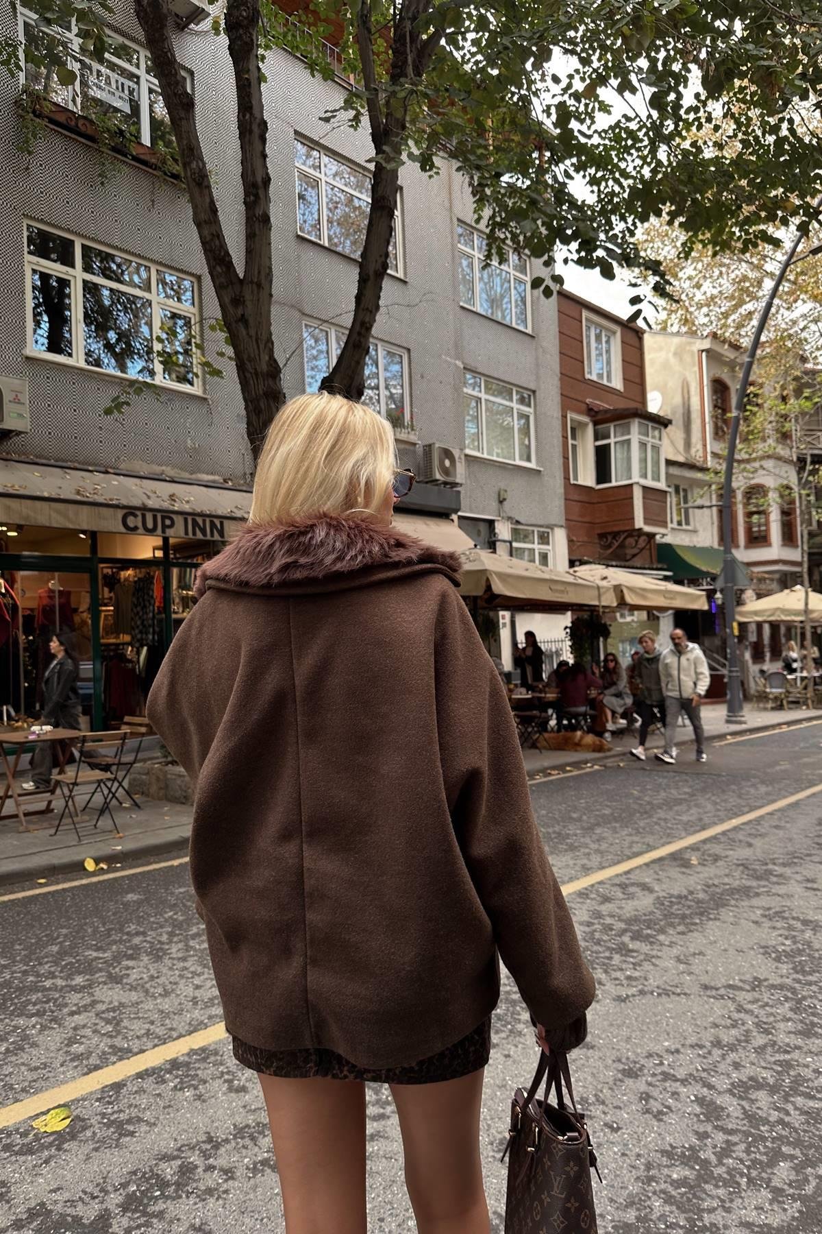 YAKA KÜRK DETAY KAŞE MONT