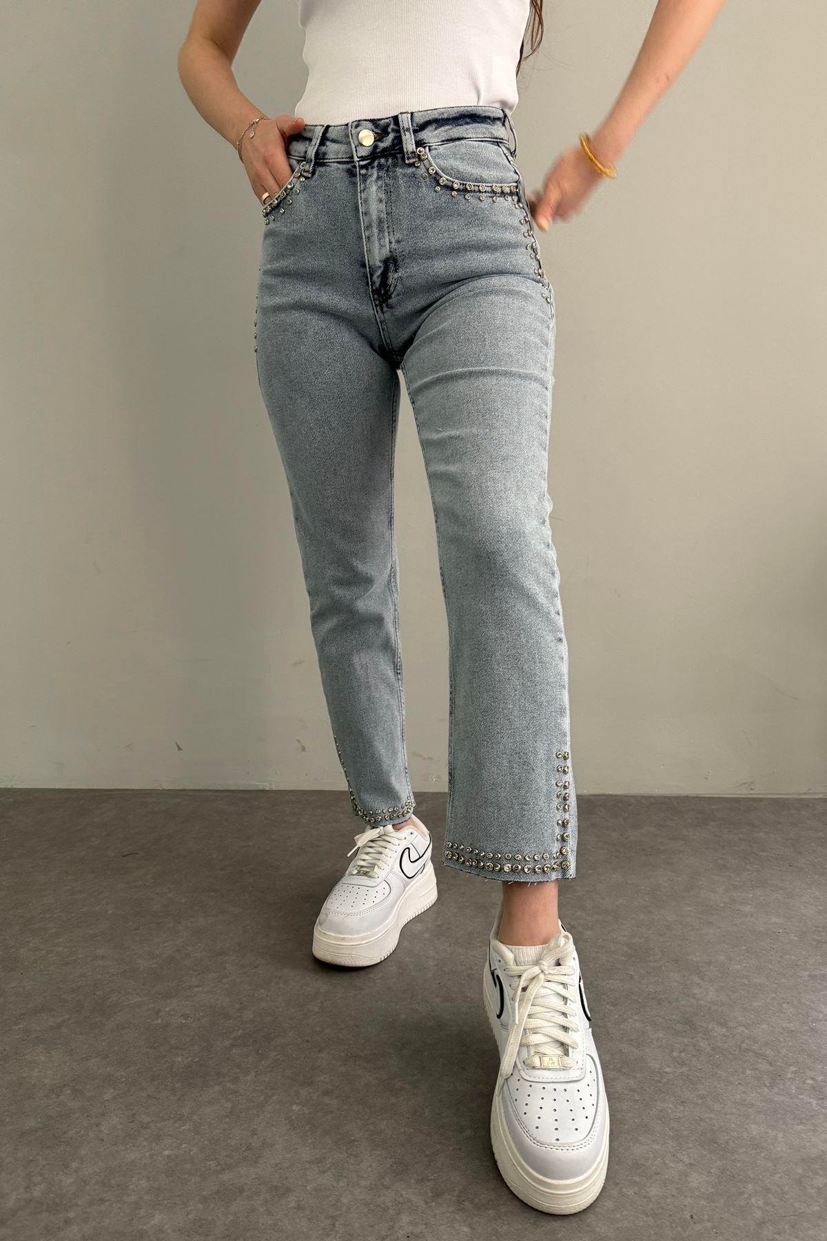 CEPLERİ VE PAÇALARI TAŞLI MOM FİT KOT PANTOLON