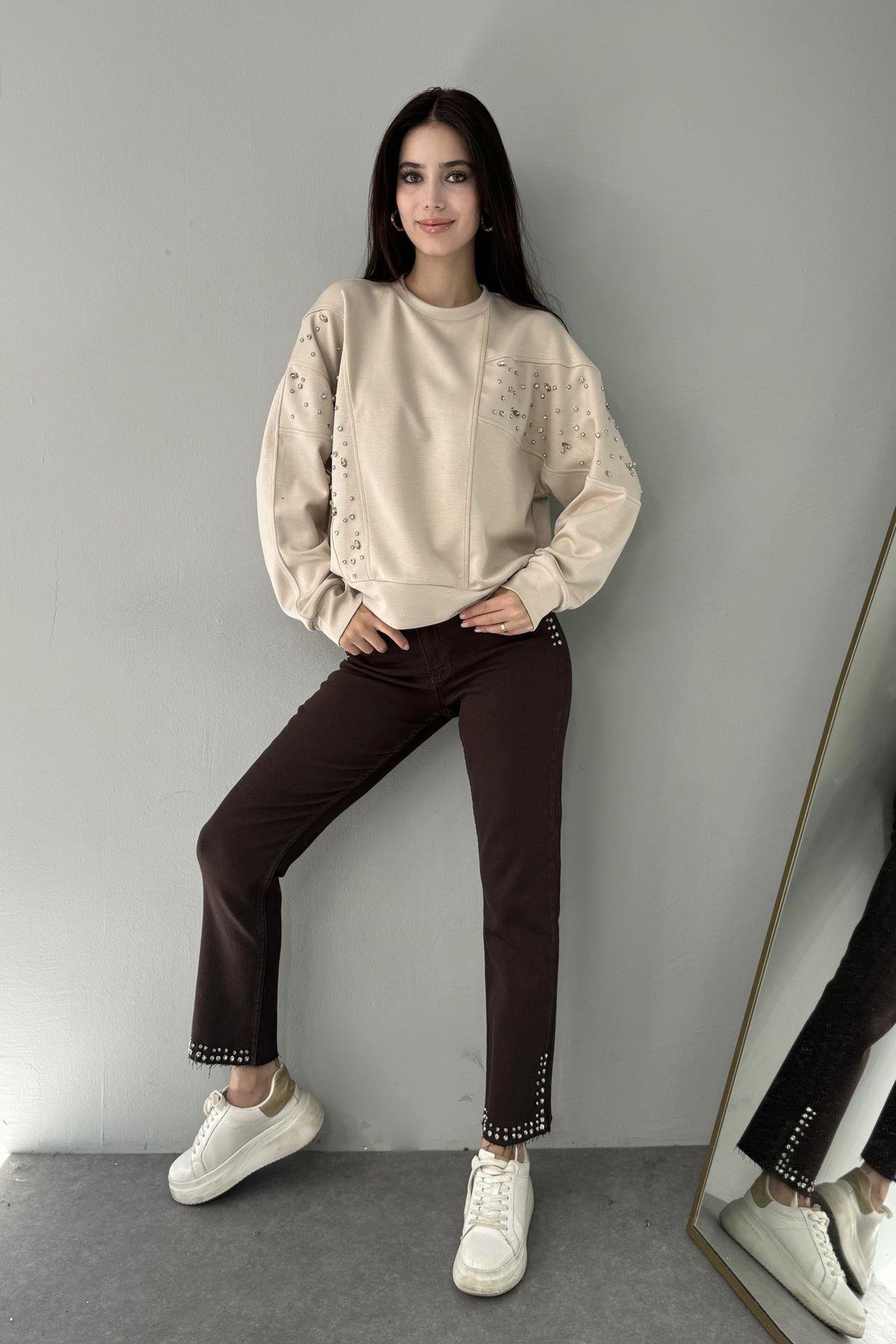 CEPLERİ VE PAÇALARI TAŞLI MOM FİT KOT PANTOLON