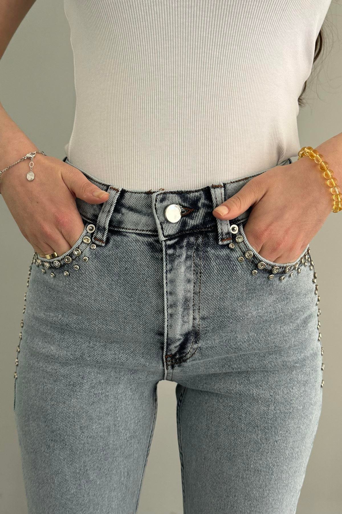 CEPLERİ VE PAÇALARI TAŞLI MOM FİT KOT PANTOLON