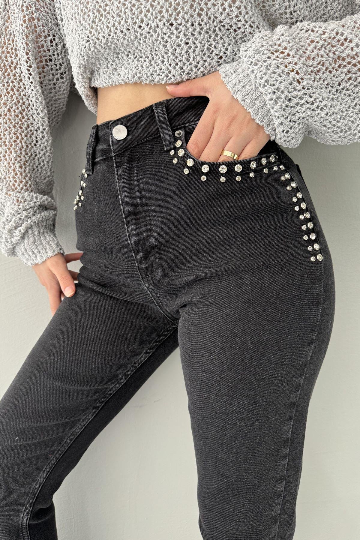 CEPLERİ VE PAÇALARI TAŞLI MOM FİT KOT PANTOLON