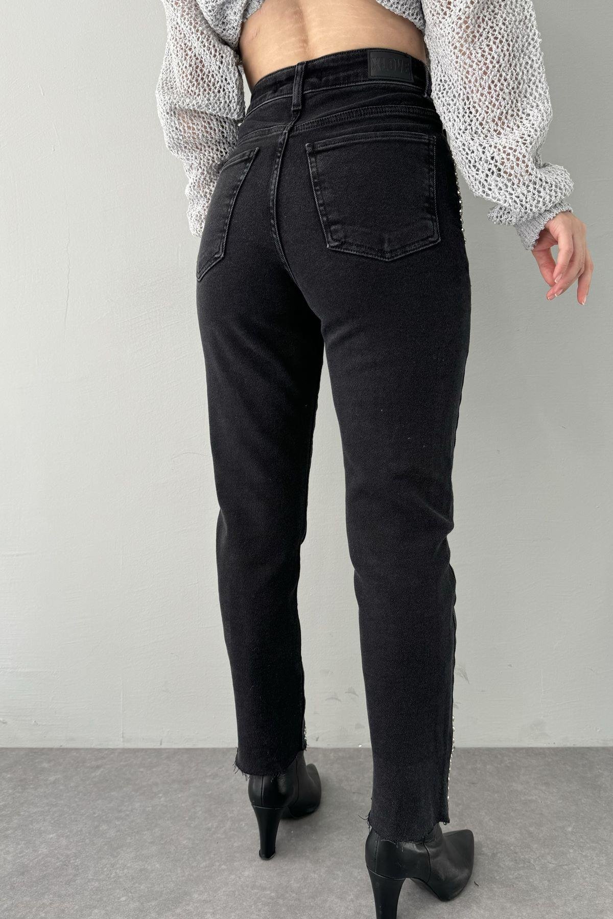 CEPLERİ VE PAÇALARI TAŞLI MOM FİT KOT PANTOLON