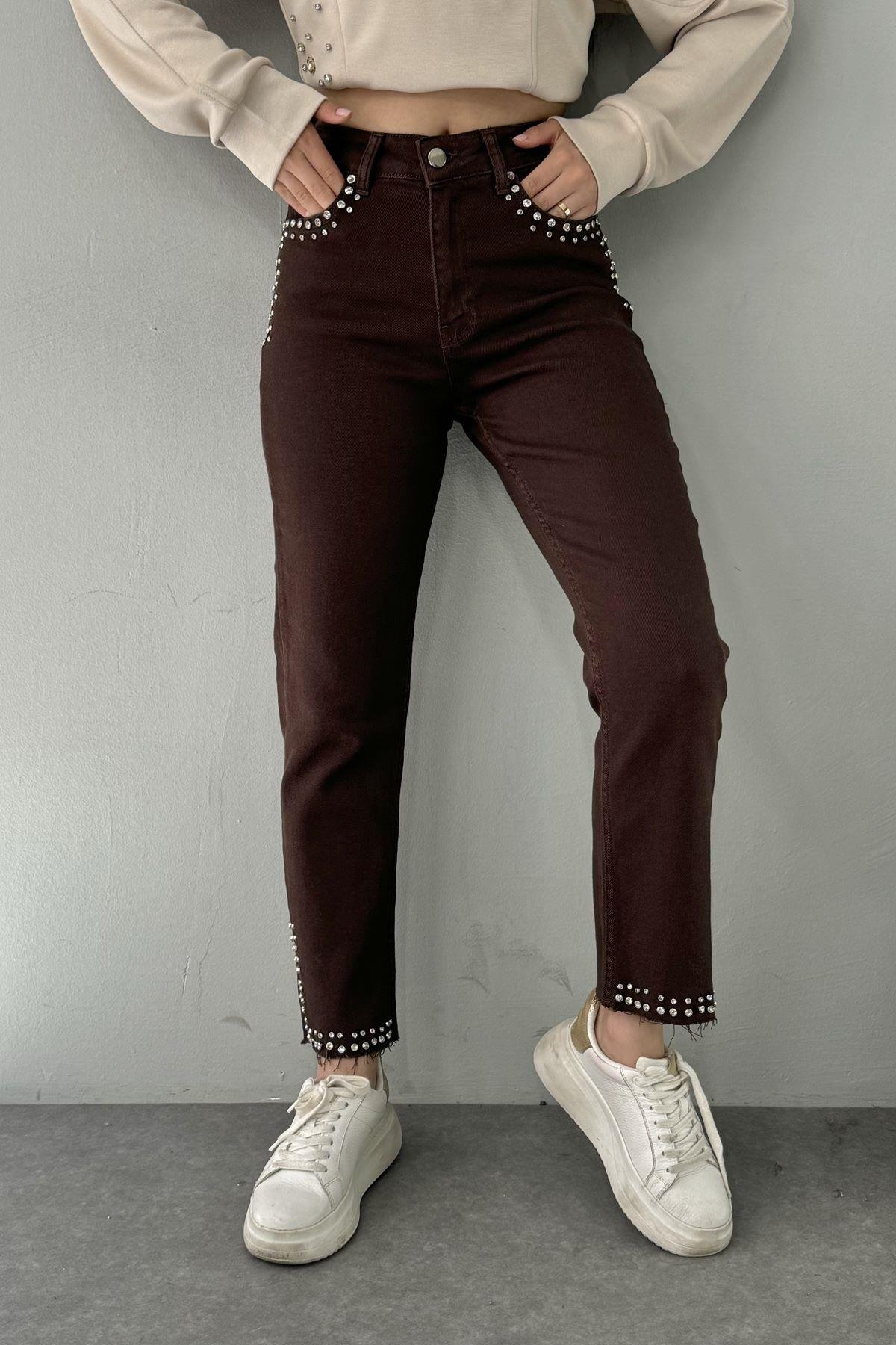 CEPLERİ VE PAÇALARI TAŞLI MOM FİT KOT PANTOLON