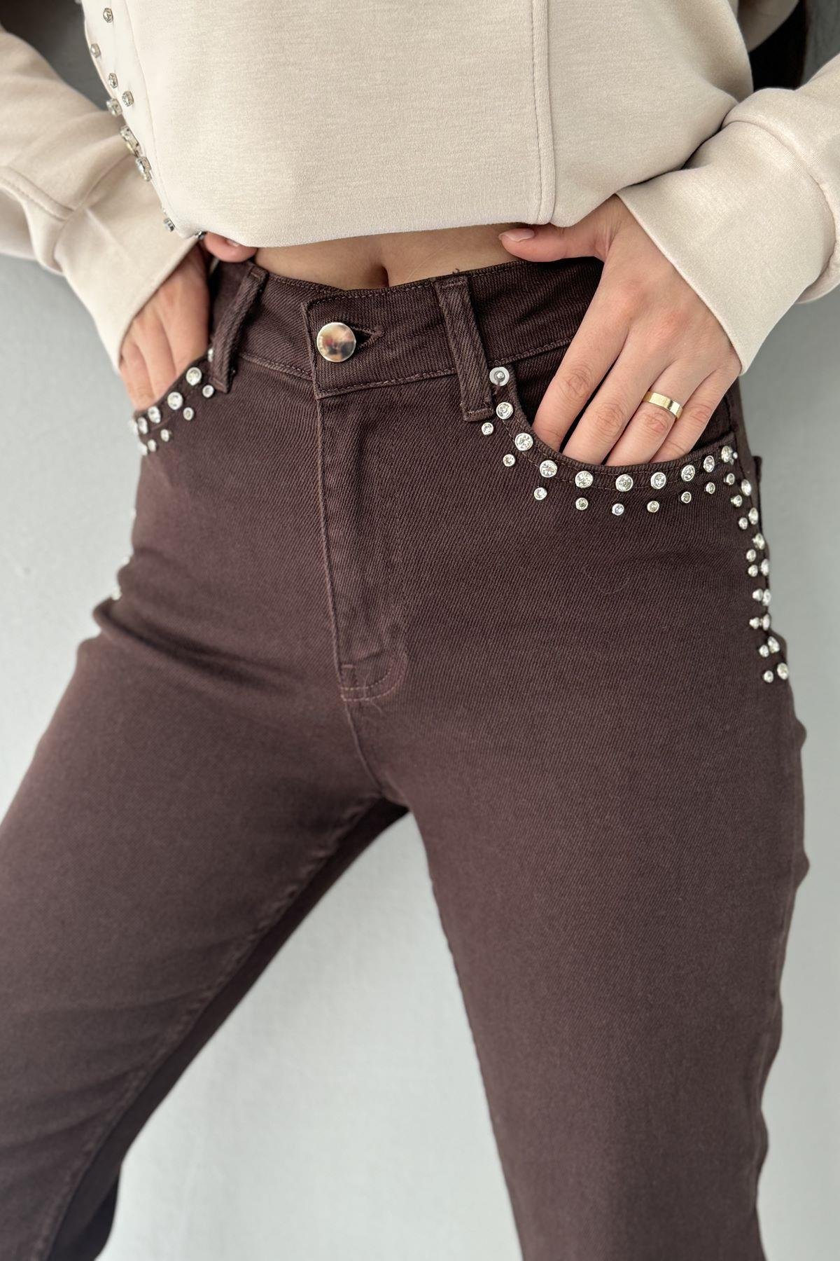 CEPLERİ VE PAÇALARI TAŞLI MOM FİT KOT PANTOLON