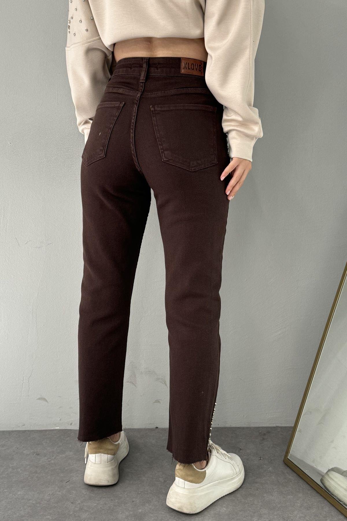 CEPLERİ VE PAÇALARI TAŞLI MOM FİT KOT PANTOLON