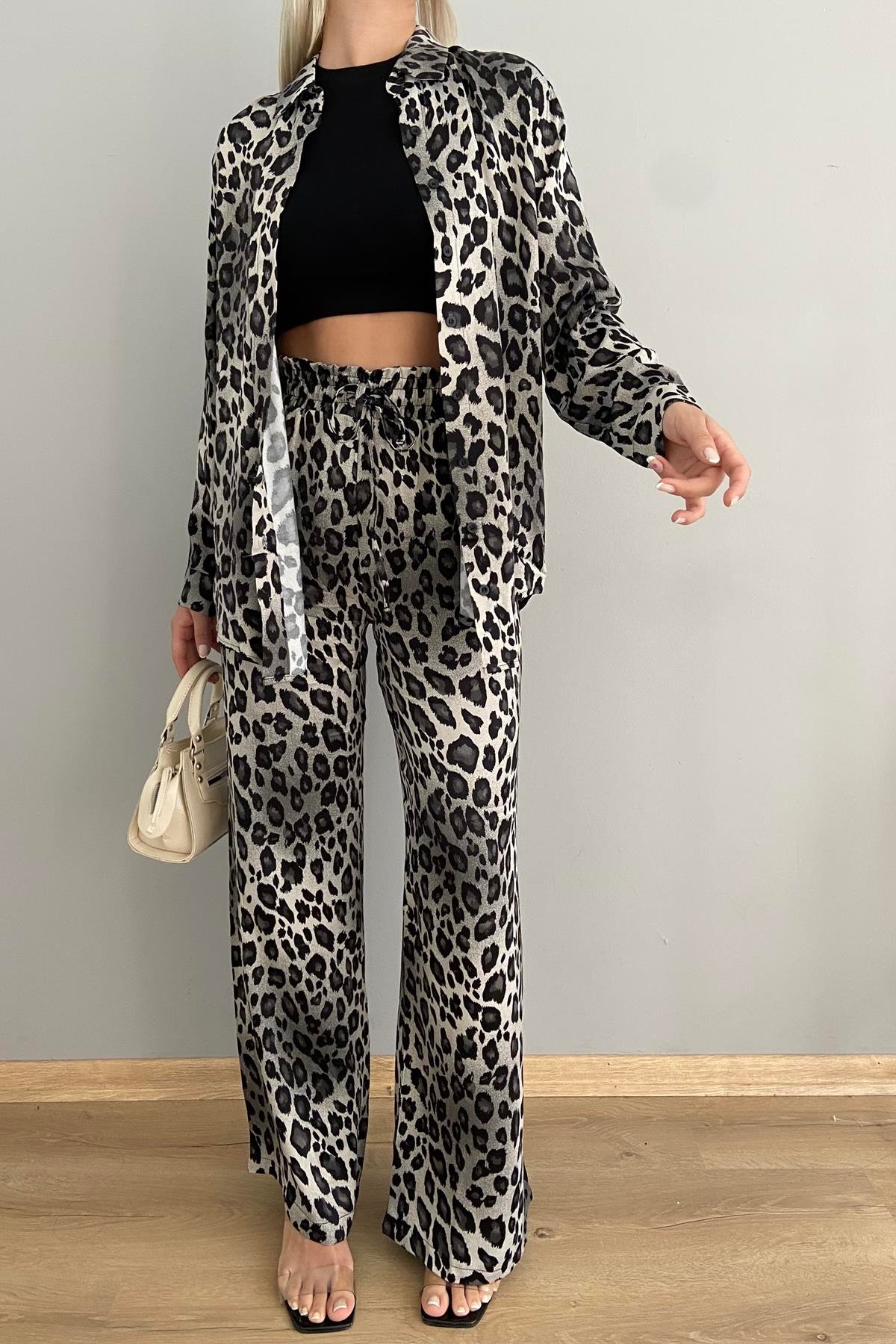 GRİ LEOPAR DESENLİ SATEN PANTOLON