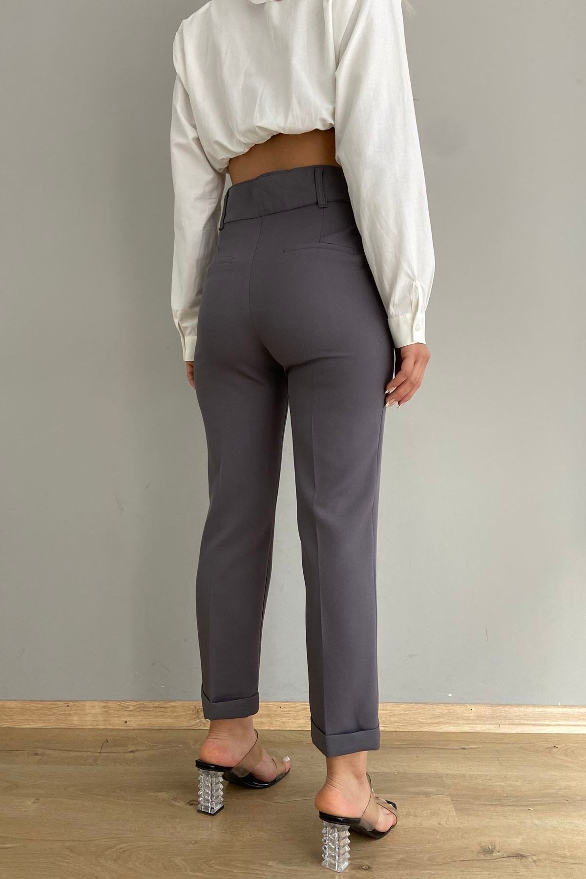 KEMERİ TEK PİLE DUBLE PAÇA PANTOLON