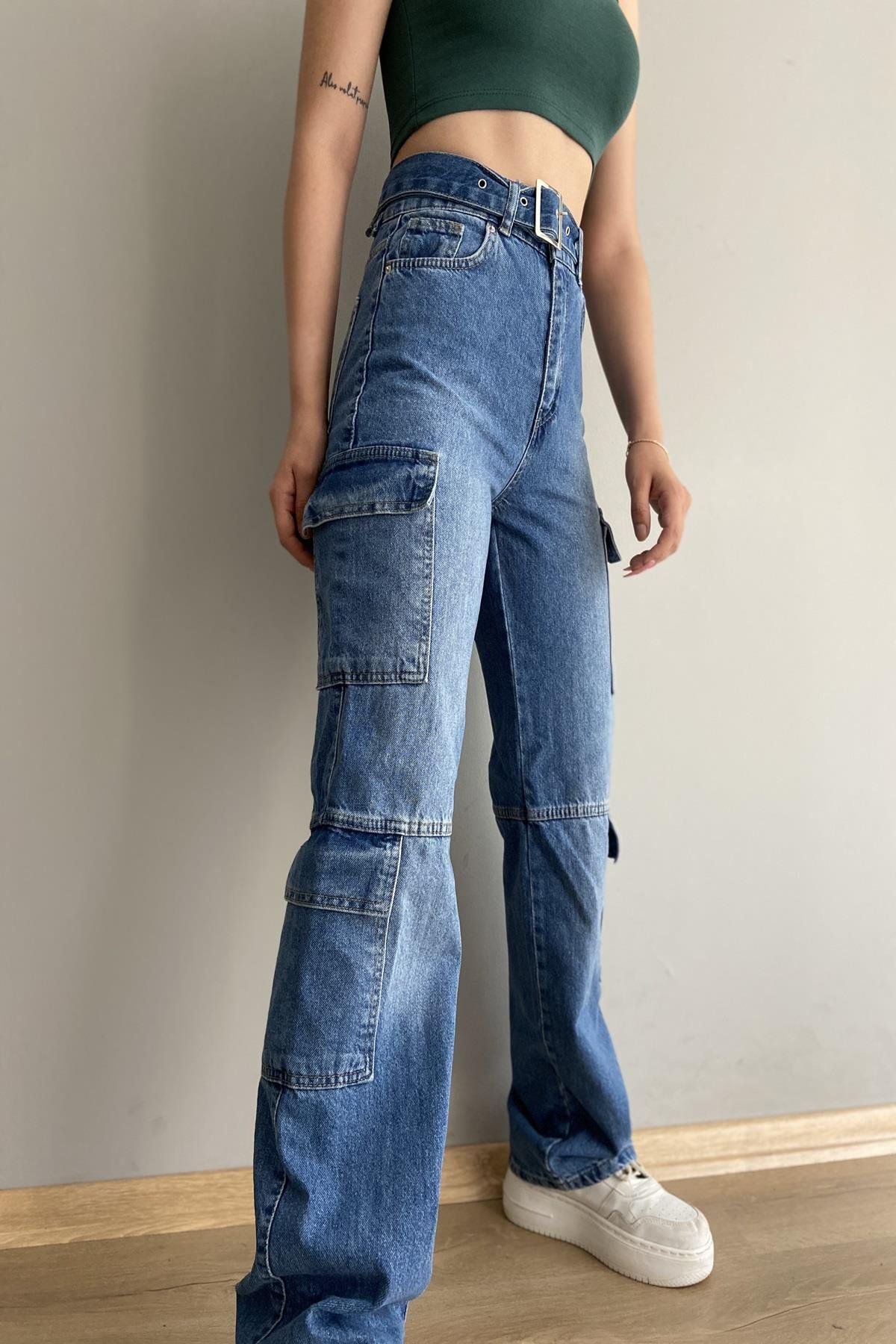 KEMERLİ YAN CEPLİ KOT PANTALON