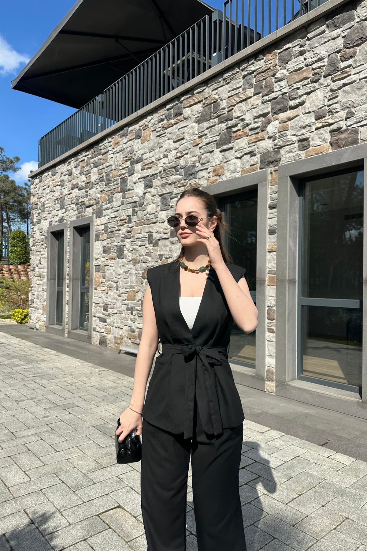 BEL KUŞAK DETAYLI YELEKLİ  PANTLON TAKIM
