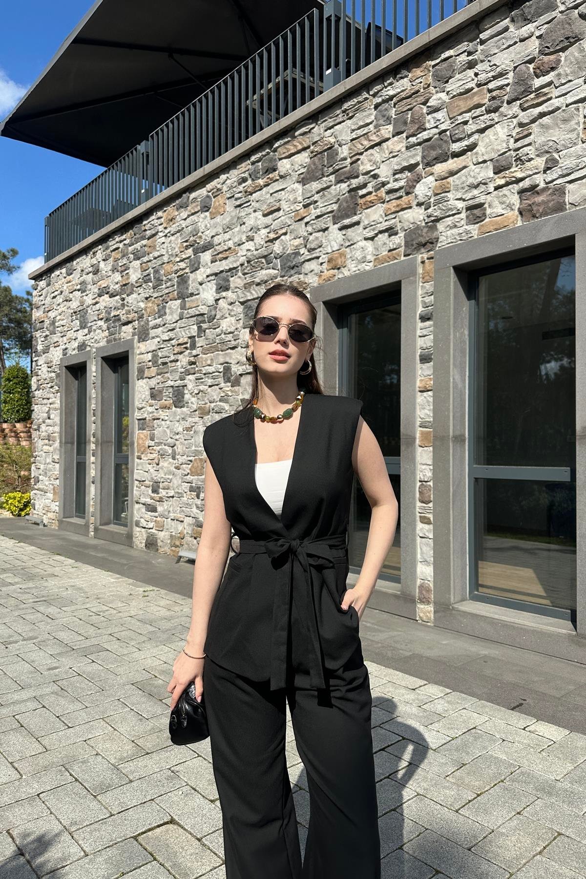 BEL KUŞAK DETAYLI YELEKLİ  PANTLON TAKIM