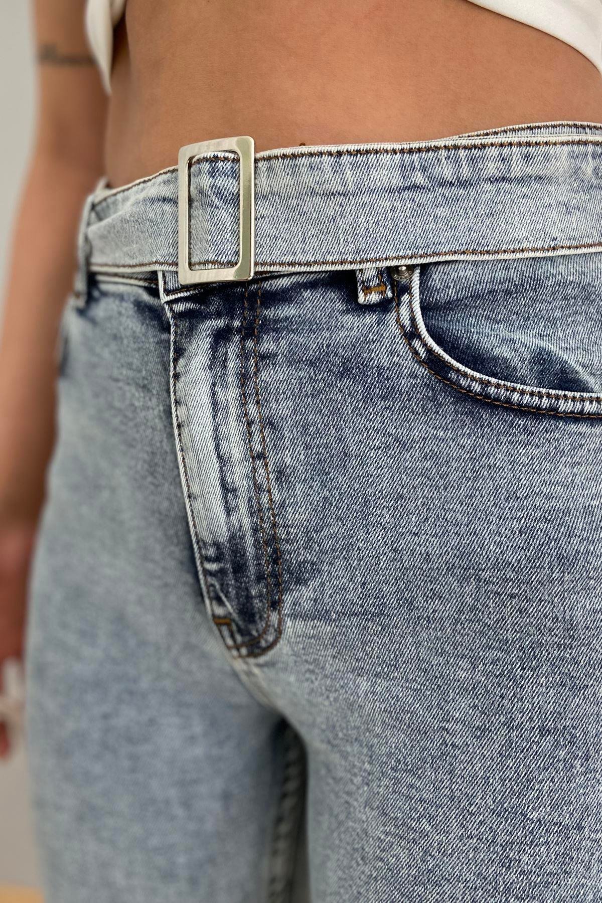 PAÇALARI TAŞLI KEMERLİ KOT PANTOLON