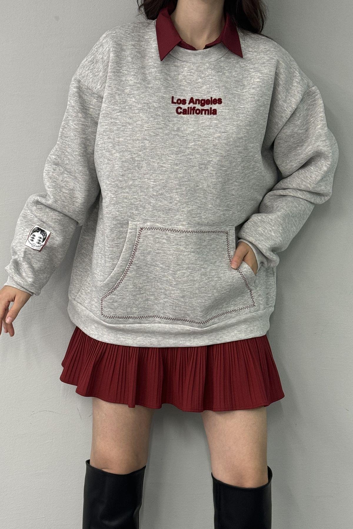 BASKI DETAYLI CEPLİ SWEATSHIRT