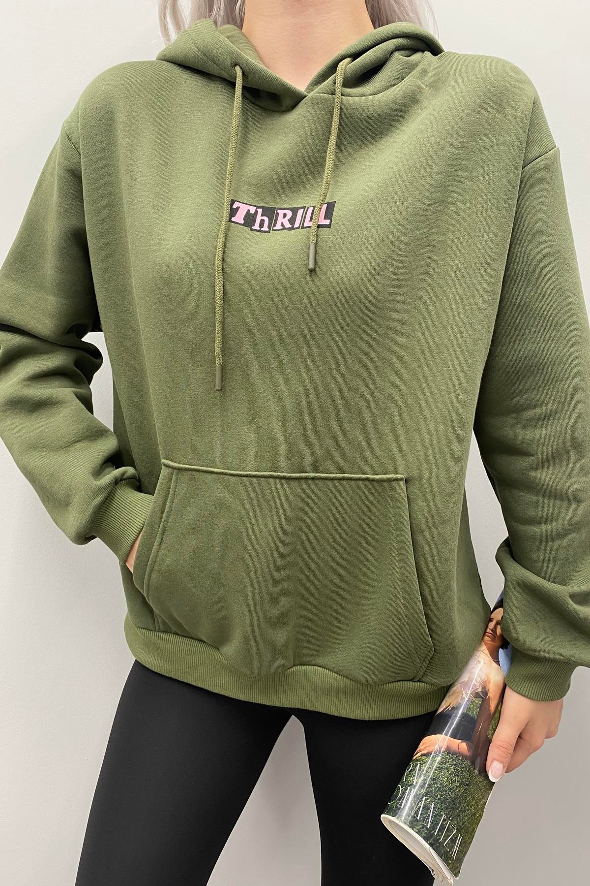 BASKI DETAYLI KAPŞONLU SWEATSHIRT