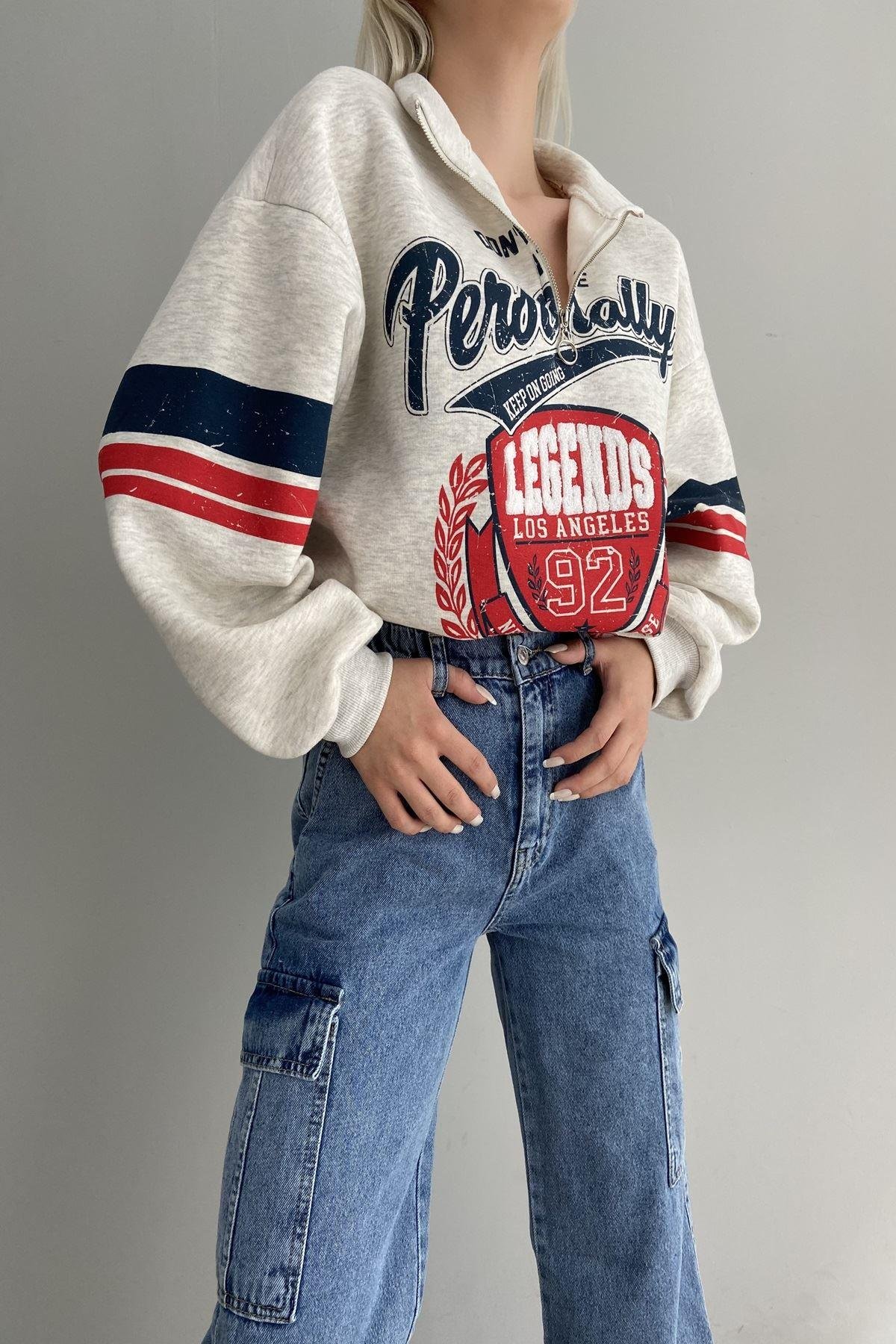 BASKI VE NAKIŞLI YARIM FERMUARLI SWEAT