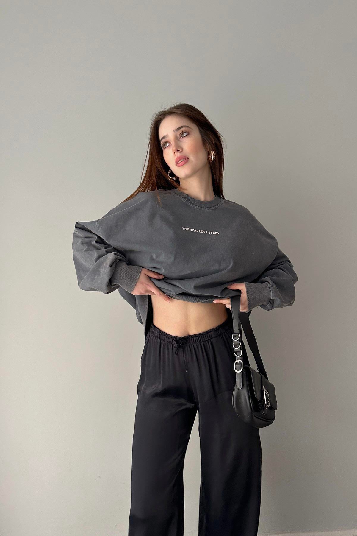 BASKI VE TAŞ DETAYLI YIKAMALI SWEATSHIRT
