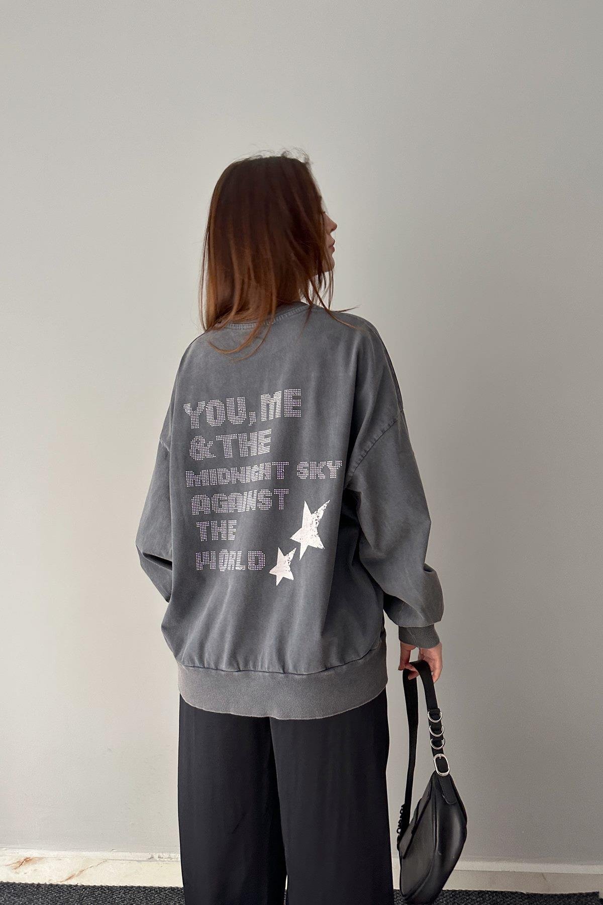 BASKI VE TAŞ DETAYLI YIKAMALI SWEATSHIRT