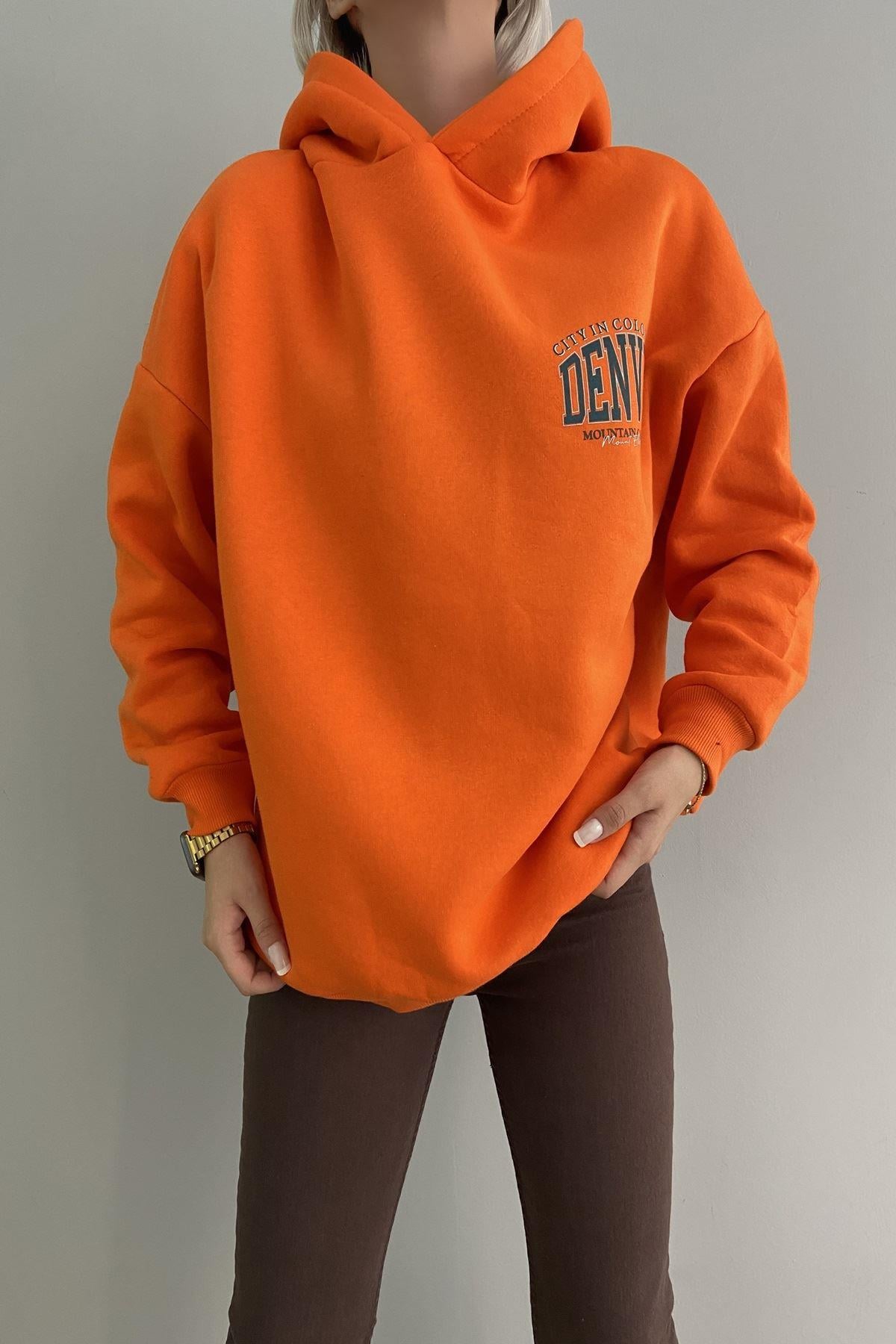 BASKILI KAPŞONLU SWEAT
