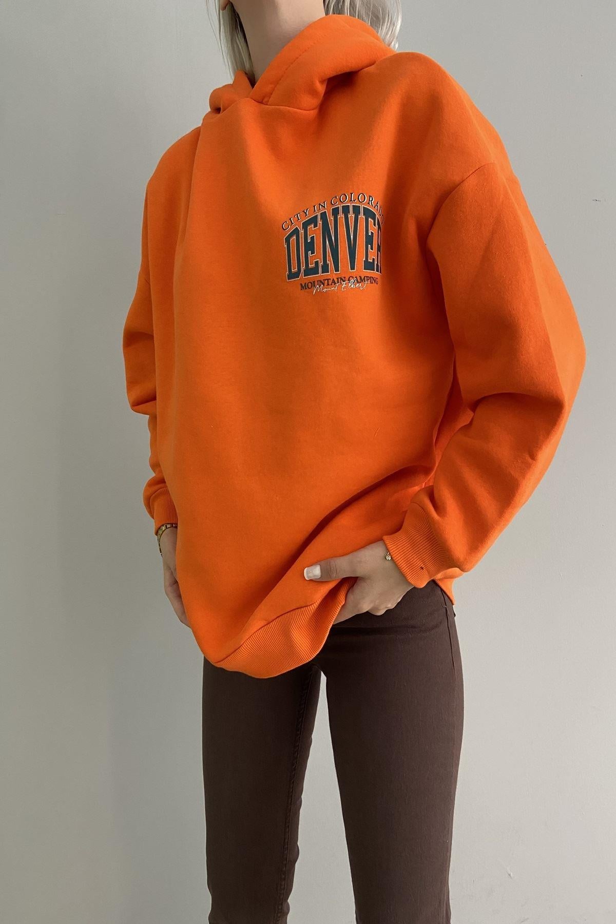 BASKILI KAPŞONLU SWEAT