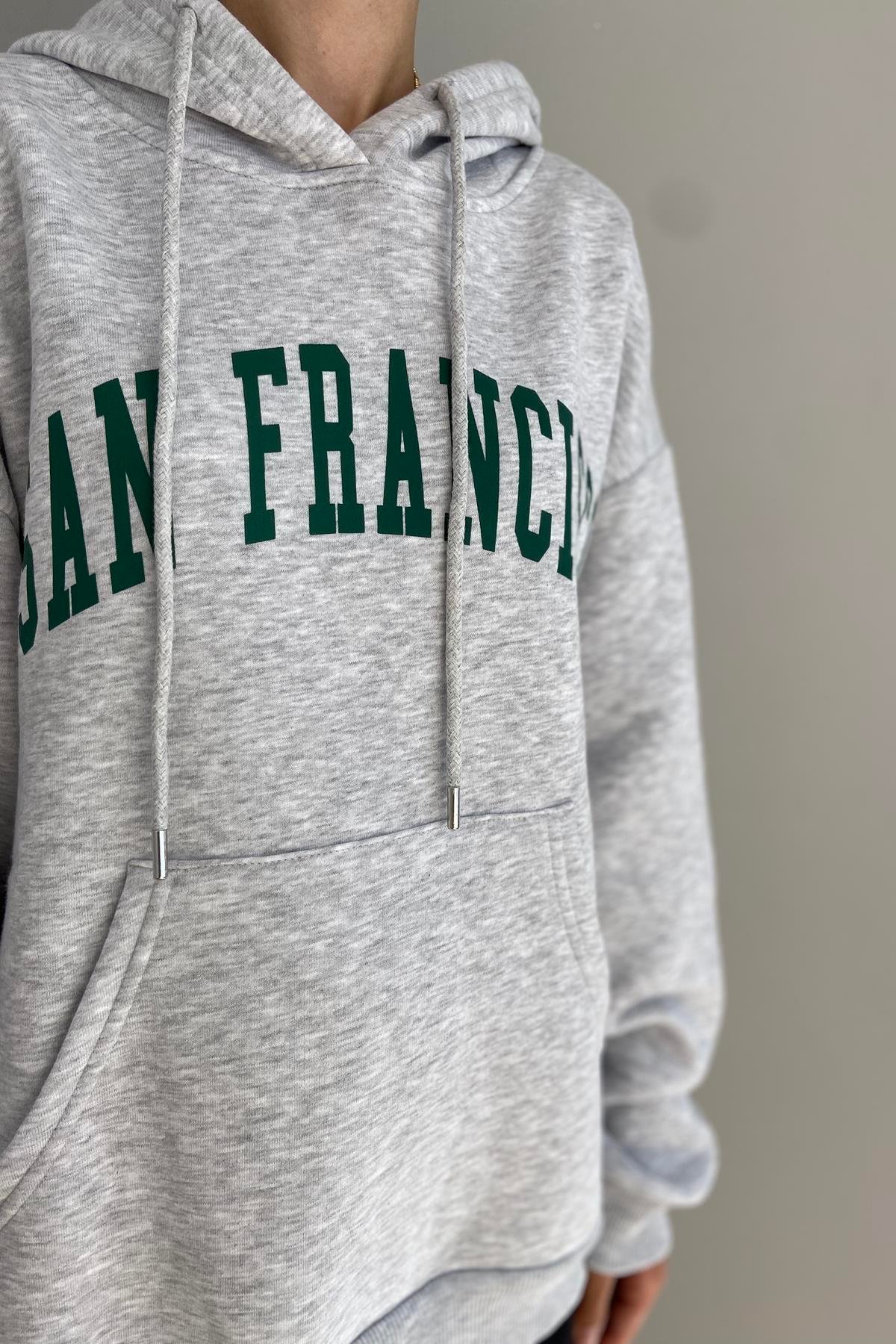 BASKILI KAPŞONLU SWEATSHIRT