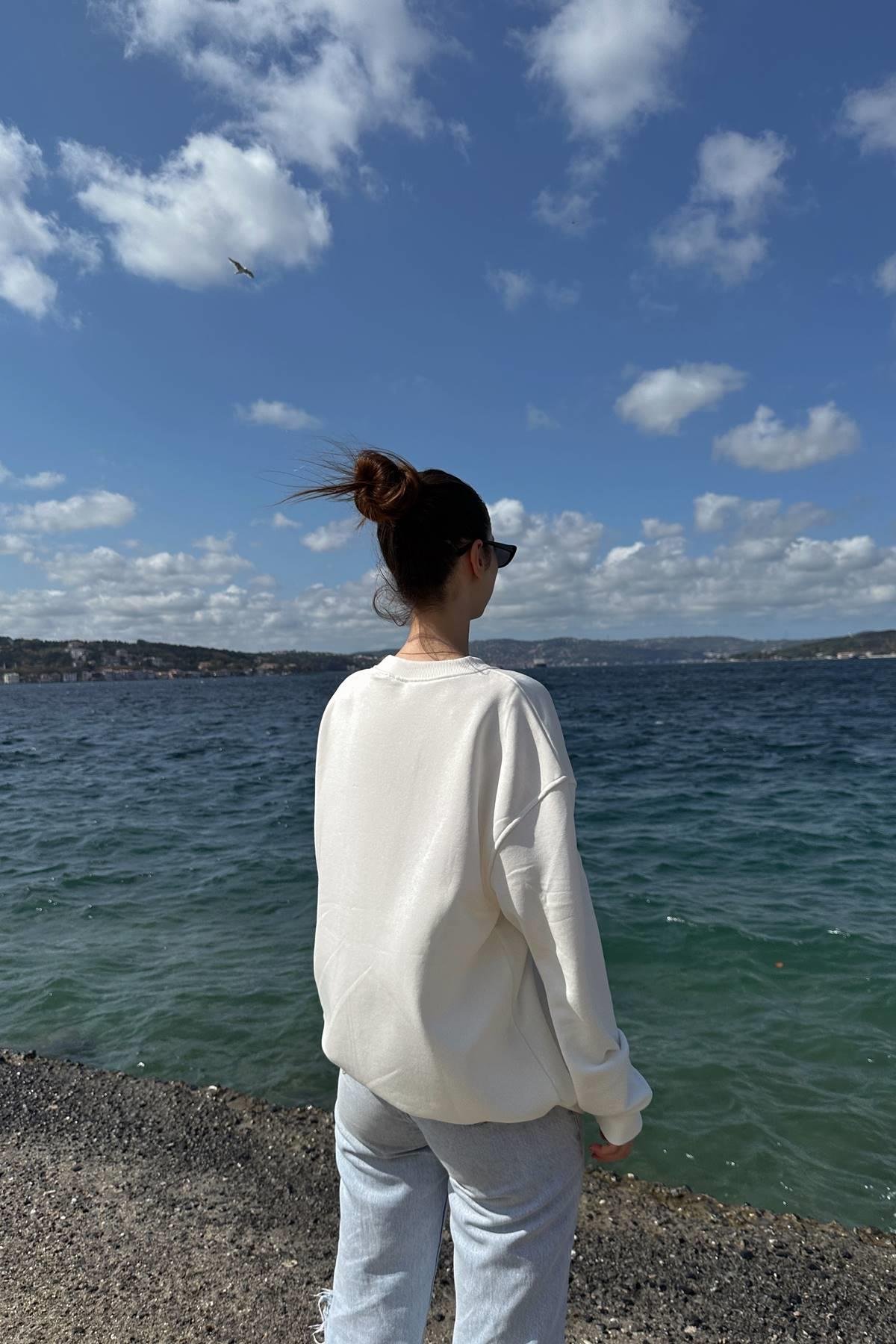 BİSİKLET YAKA AYI NAKIŞLI SWEATSHIRT