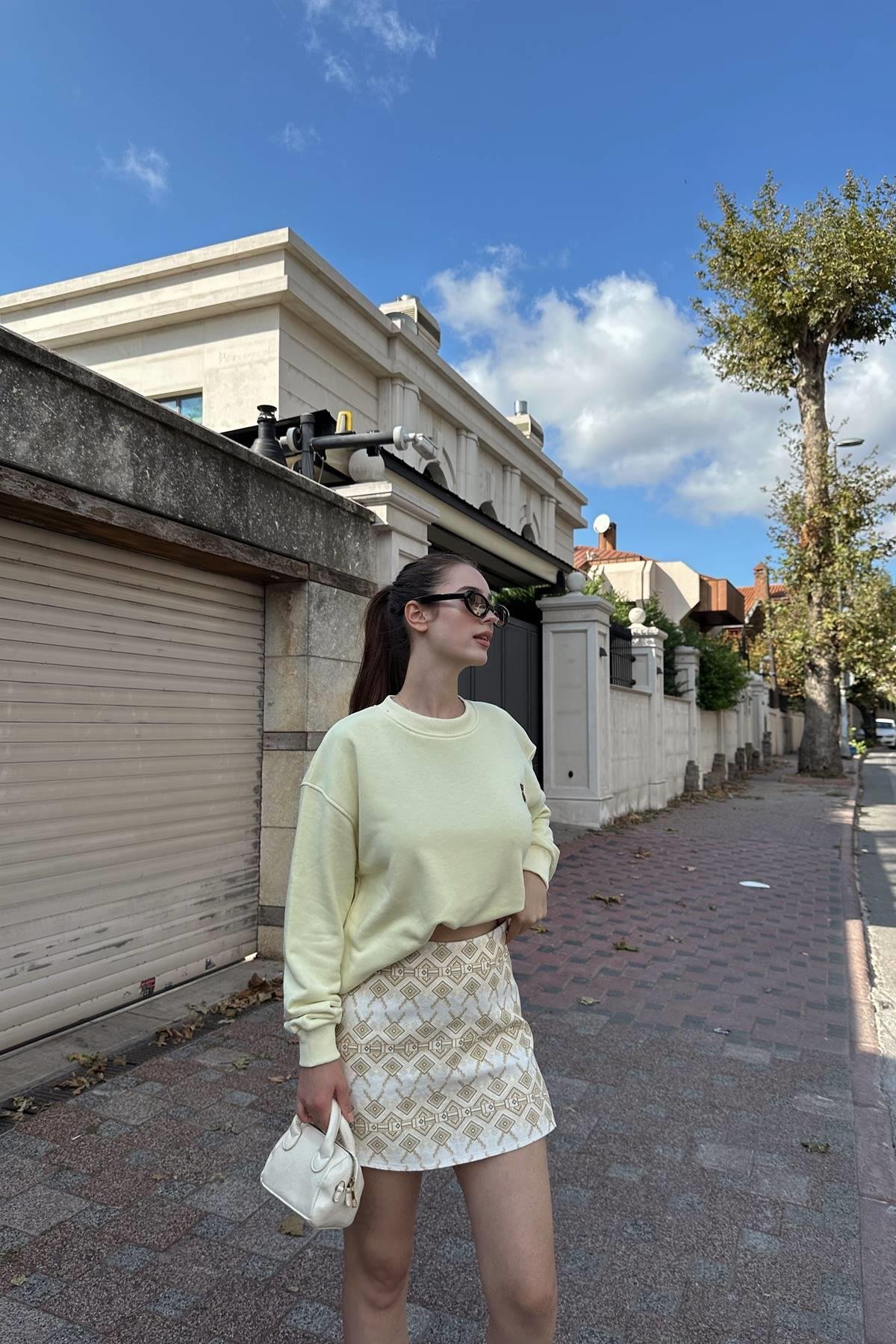 BİSİKLET YAKA AYI NAKIŞLI SWEATSHIRT