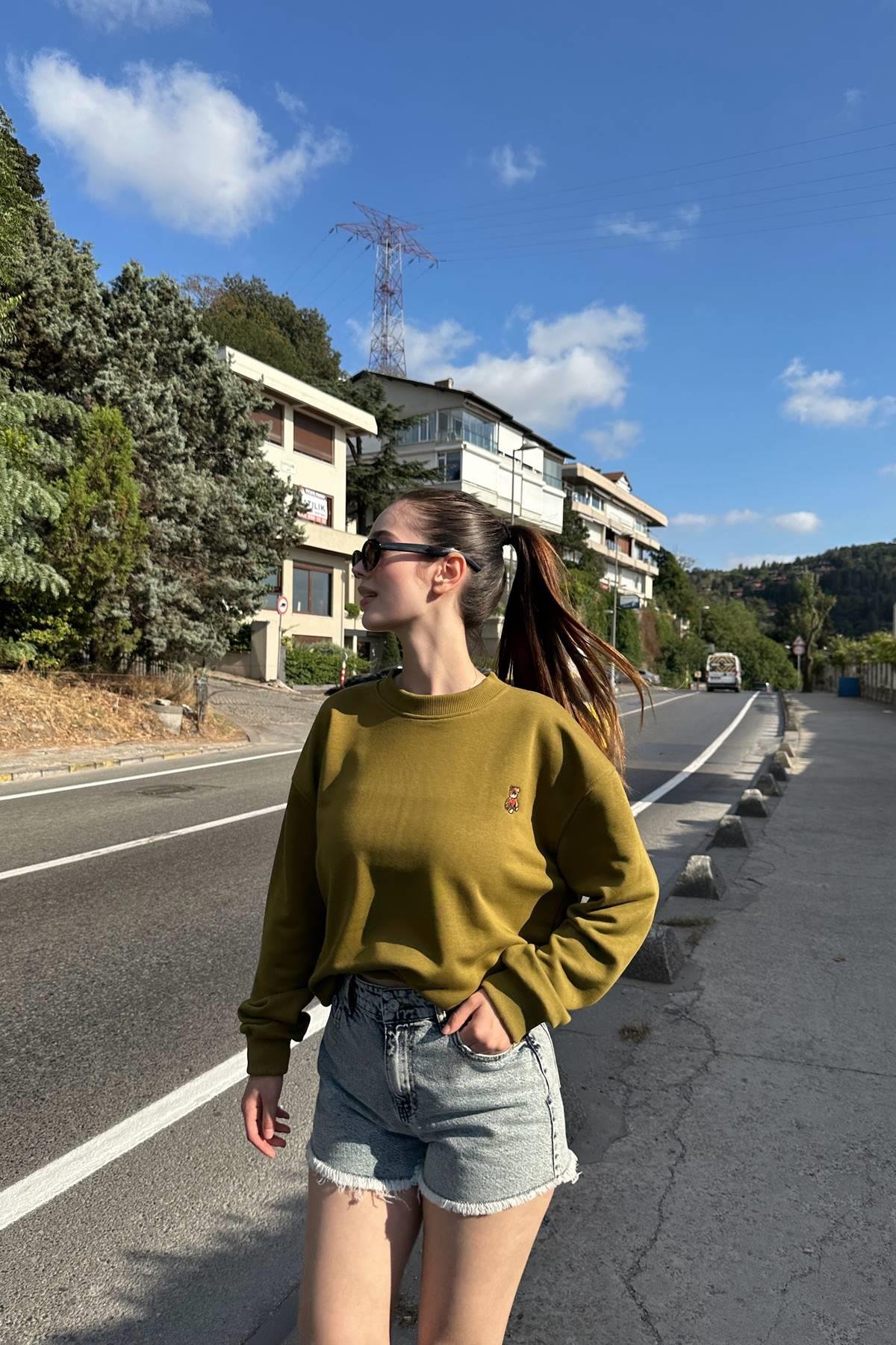 BİSİKLET YAKA AYI NAKIŞLI SWEATSHIRT