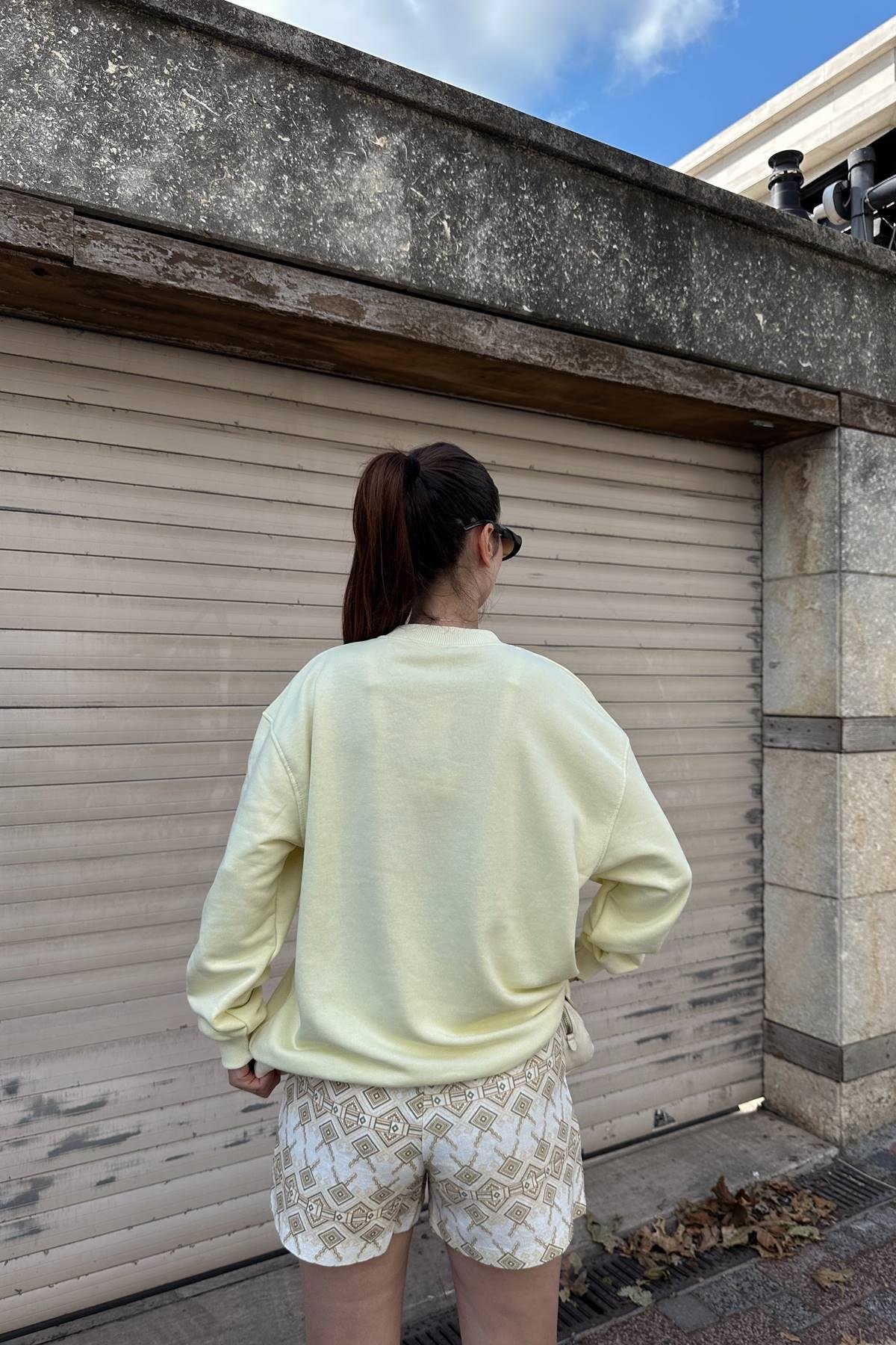 BİSİKLET YAKA AYI NAKIŞLI SWEATSHIRT