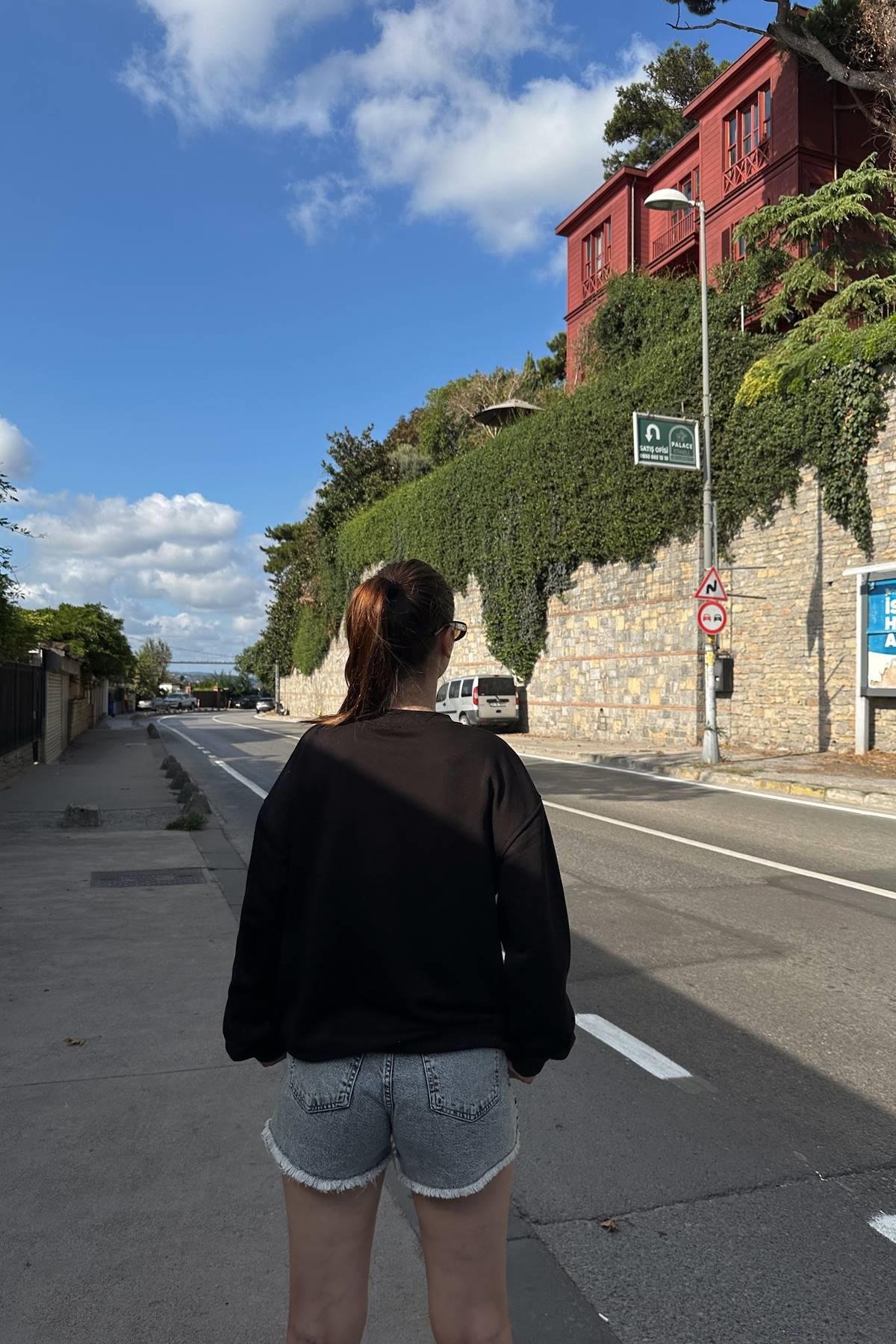 BİSİKLET YAKA AYI NAKIŞLI SWEATSHIRT