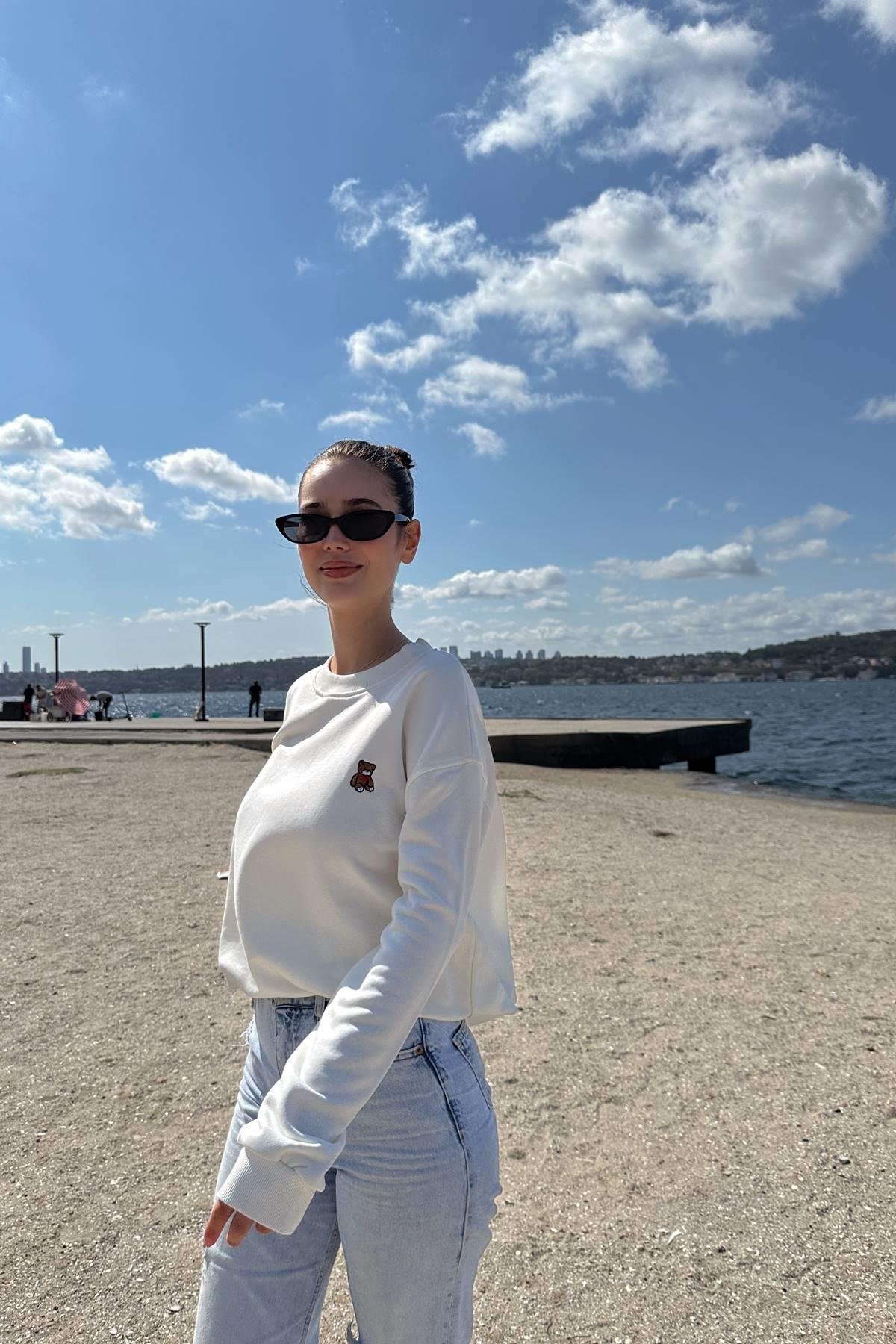 BİSİKLET YAKA AYI NAKIŞLI SWEATSHIRT