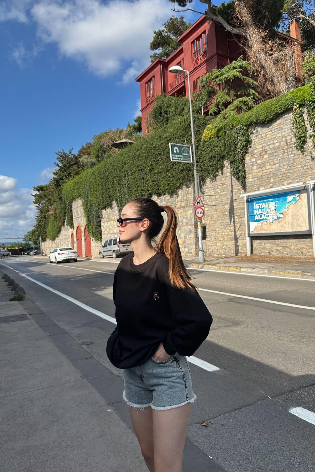 BİSİKLET YAKA AYI NAKIŞLI SWEATSHIRT