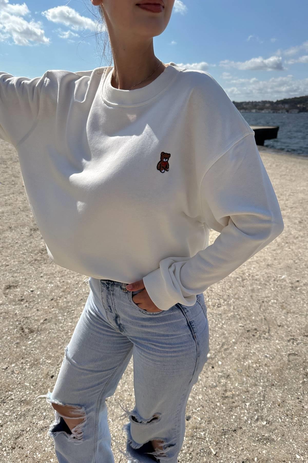 BİSİKLET YAKA AYI NAKIŞLI SWEATSHIRT