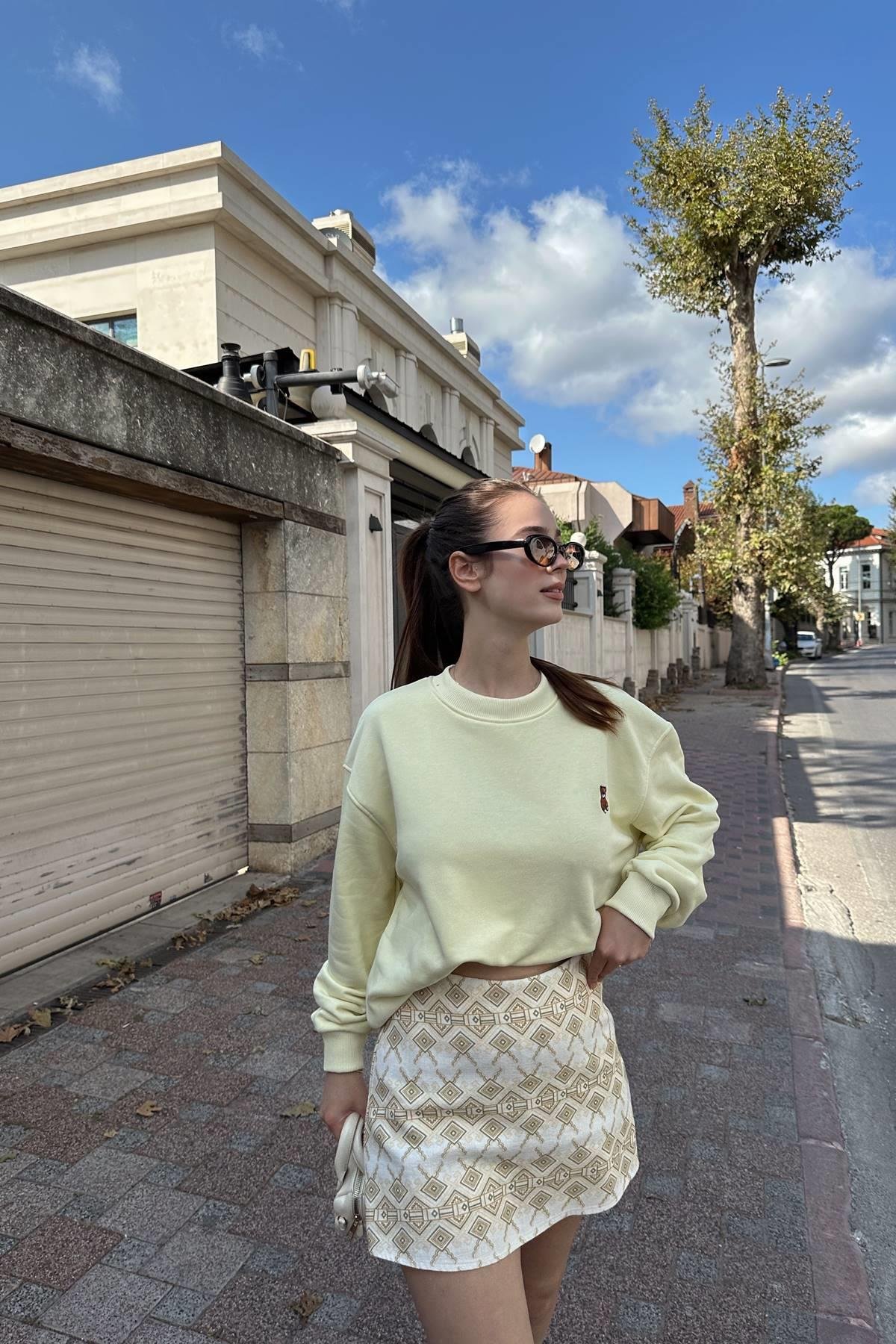 BİSİKLET YAKA AYI NAKIŞLI SWEATSHIRT