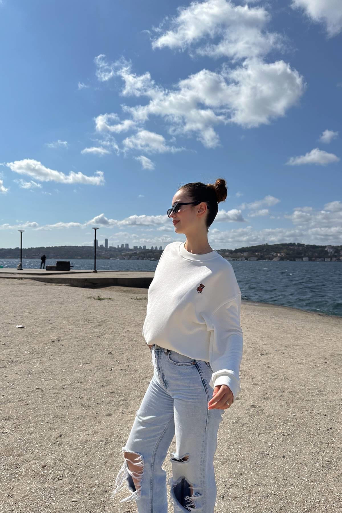 BİSİKLET YAKA AYI NAKIŞLI SWEATSHIRT