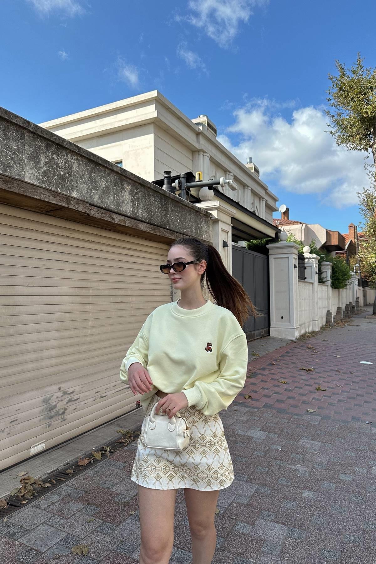 BİSİKLET YAKA AYI NAKIŞLI SWEATSHIRT