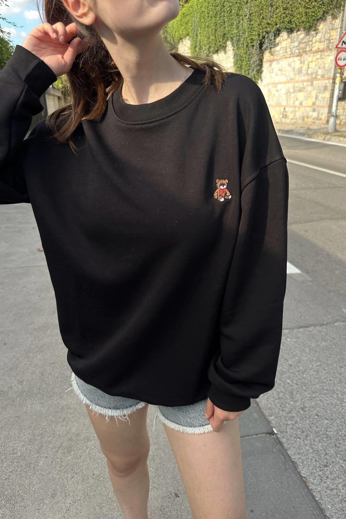 BİSİKLET YAKA AYI NAKIŞLI SWEATSHIRT