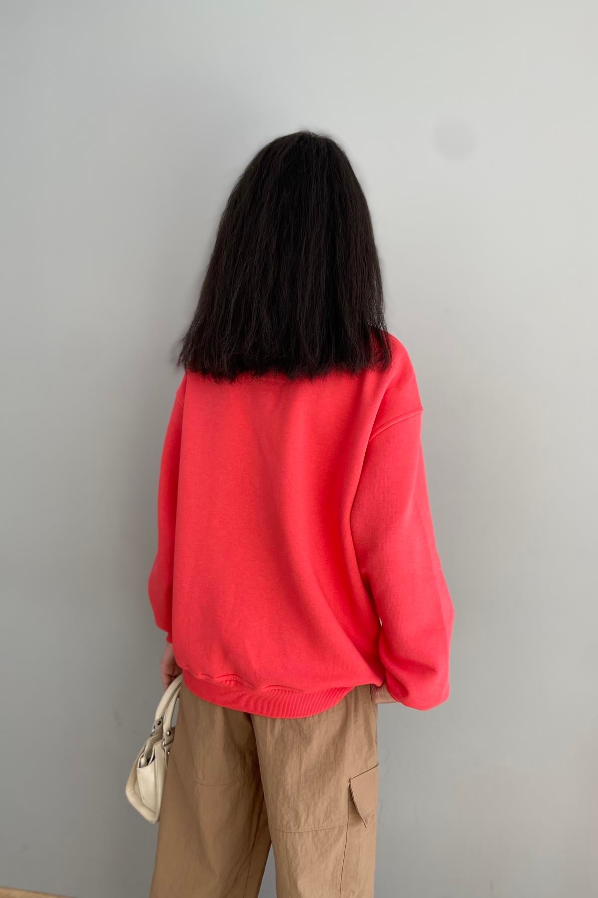 BİSİKLET YAKA BASKILI NAKIŞ DETAY SWEATSHIRT