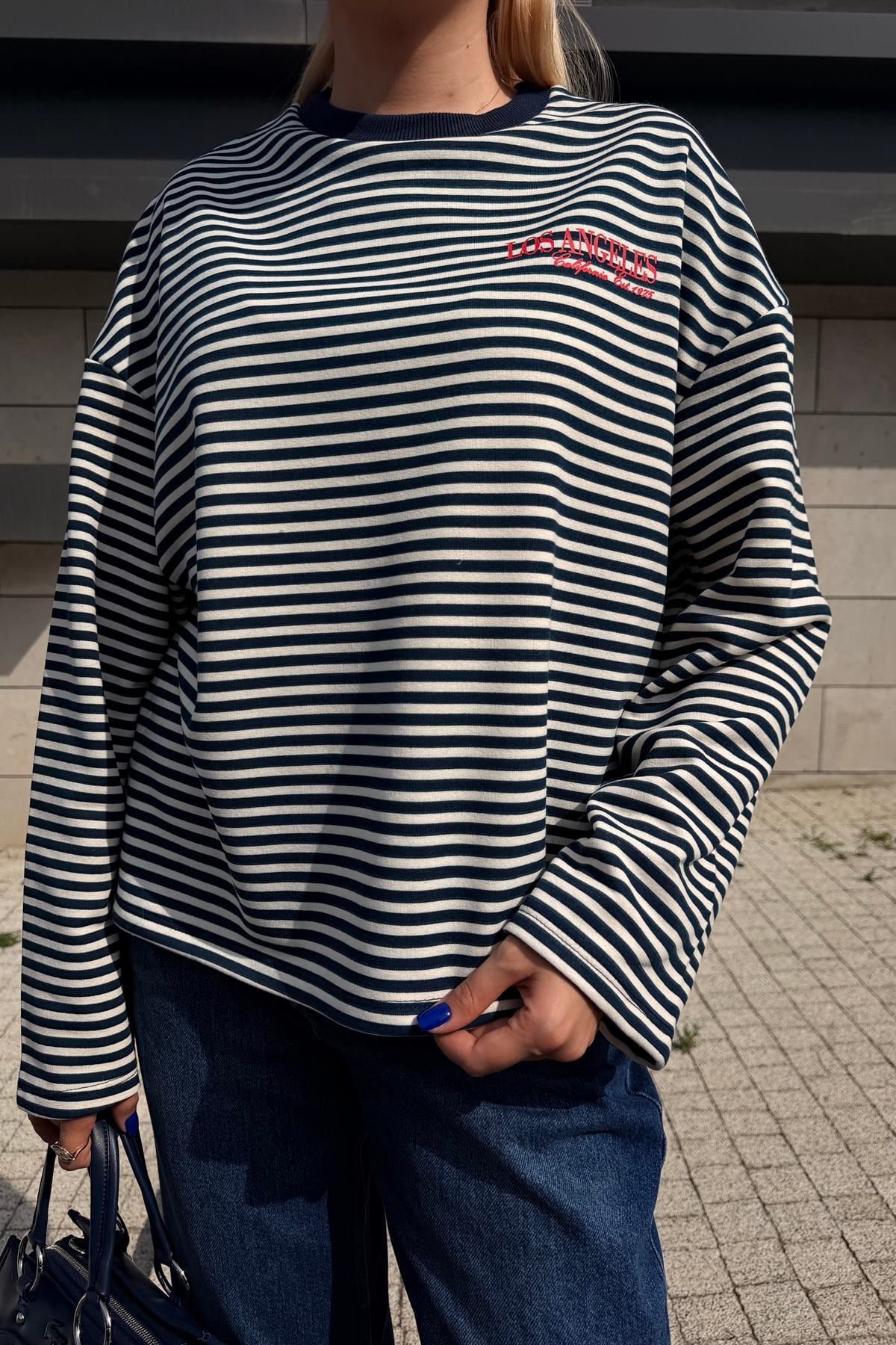 BİSİKLET YAKA ÇİZGİ VE BASKI DETAY SWEAT