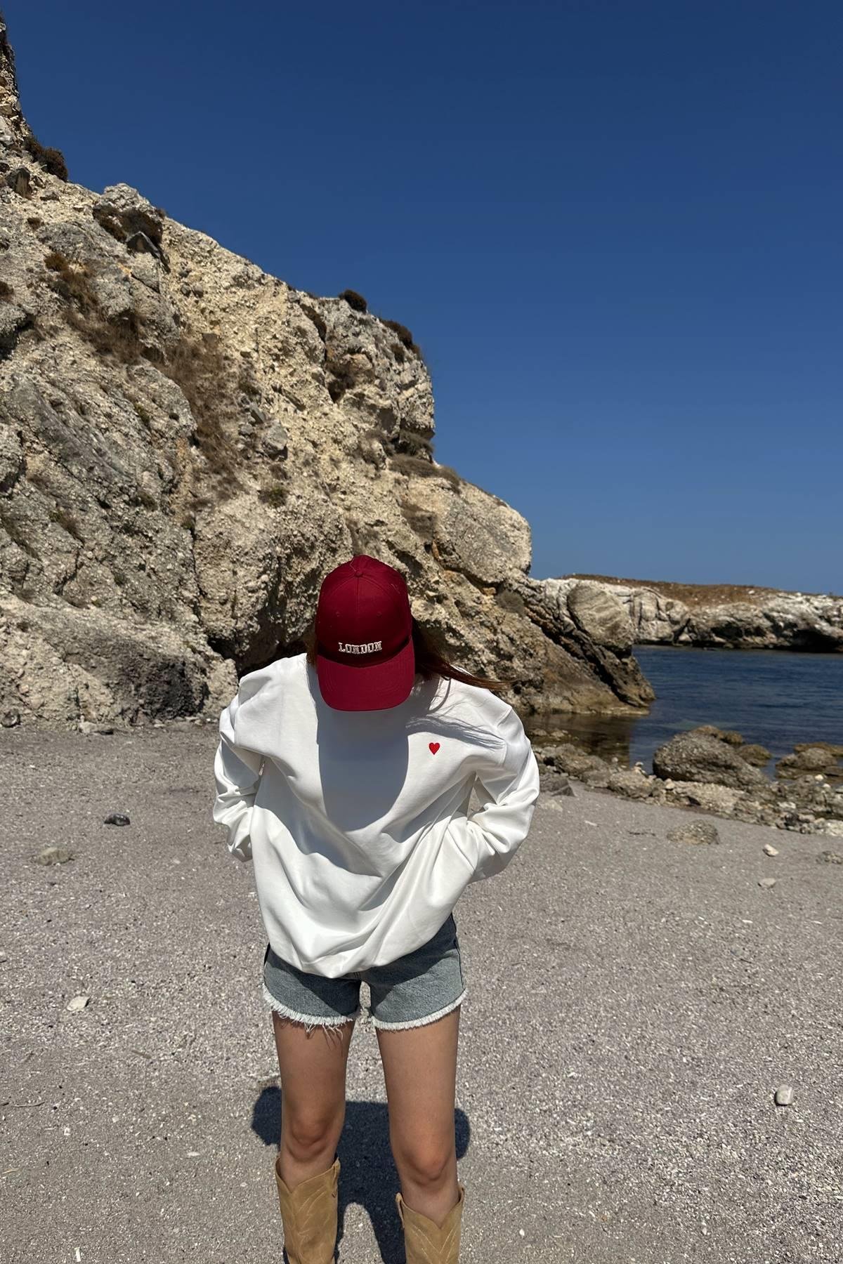 BİSİKLET YAKA KALP NAKIŞLI SWEATSHIRT