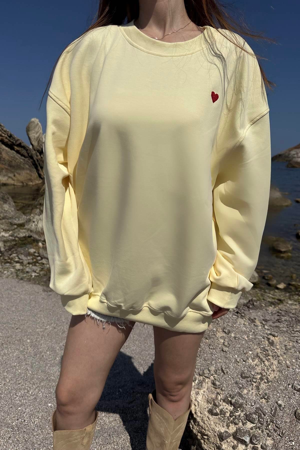 BİSİKLET YAKA KALP NAKIŞLI SWEATSHIRT
