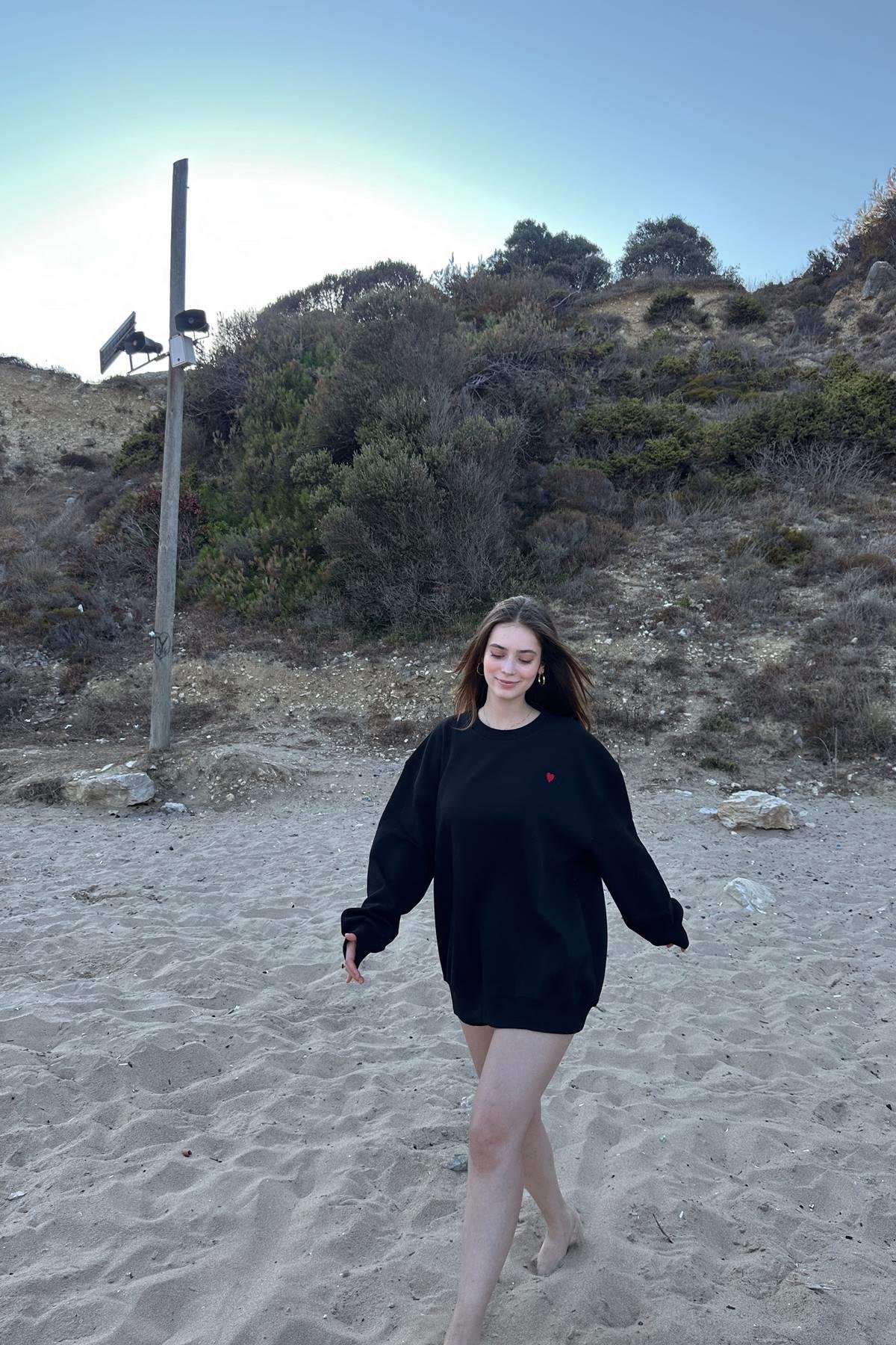 BİSİKLET YAKA KALP NAKIŞLI SWEATSHIRT