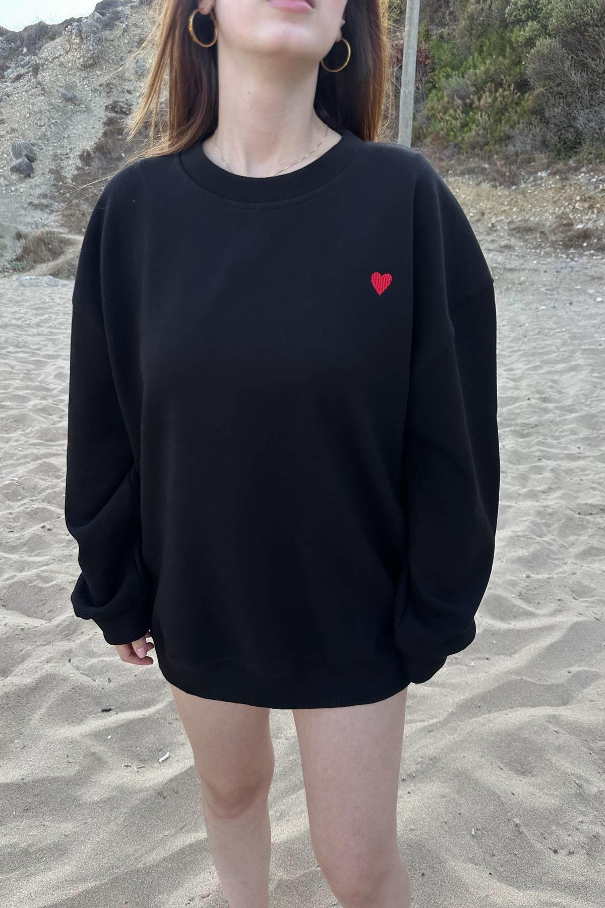 BİSİKLET YAKA KALP NAKIŞLI SWEATSHIRT