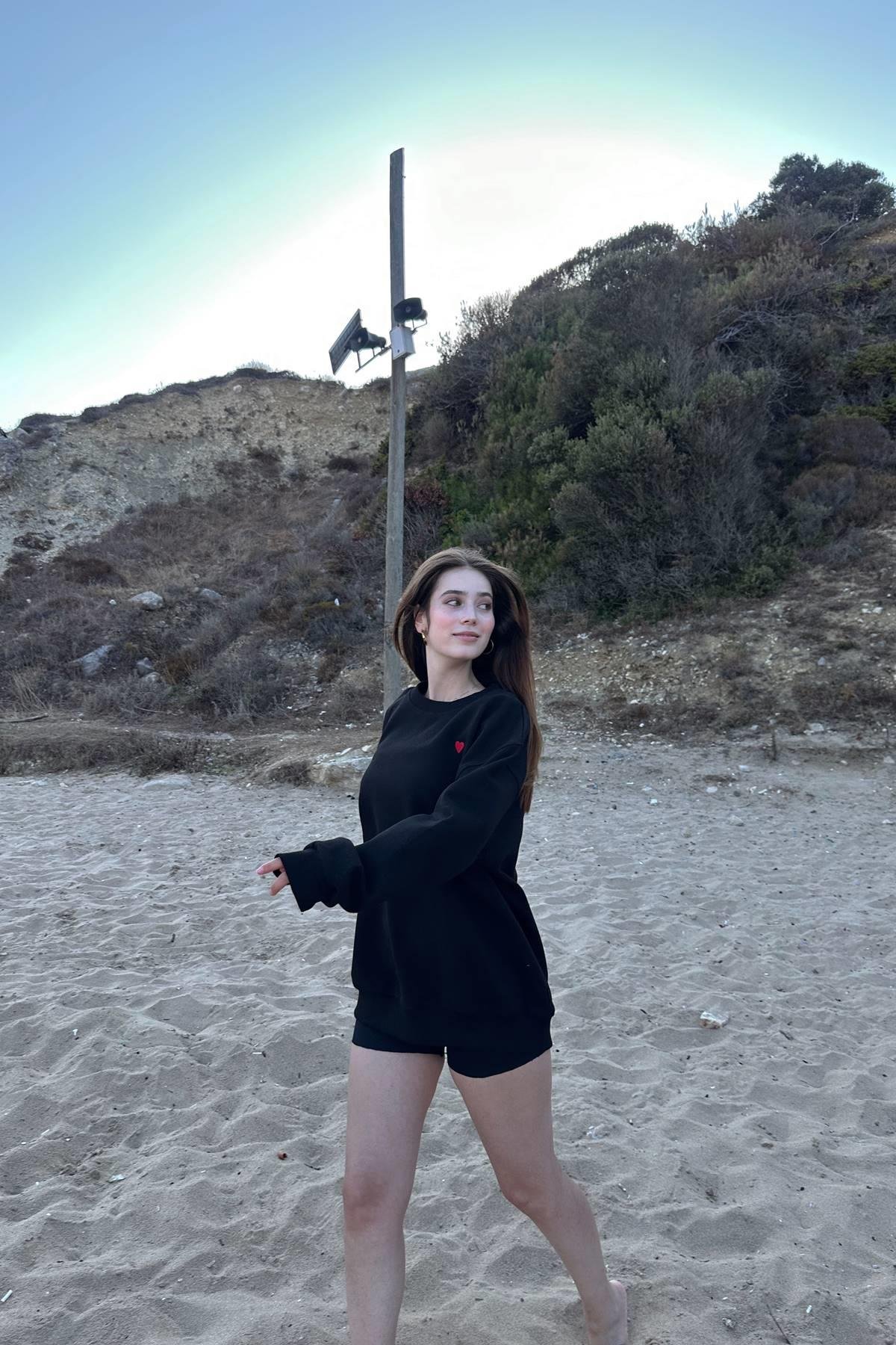 BİSİKLET YAKA KALP NAKIŞLI SWEATSHIRT