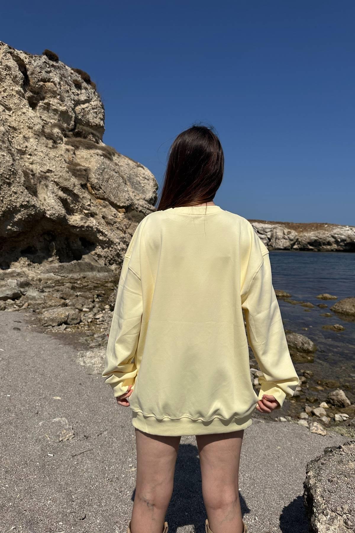BİSİKLET YAKA KALP NAKIŞLI SWEATSHIRT