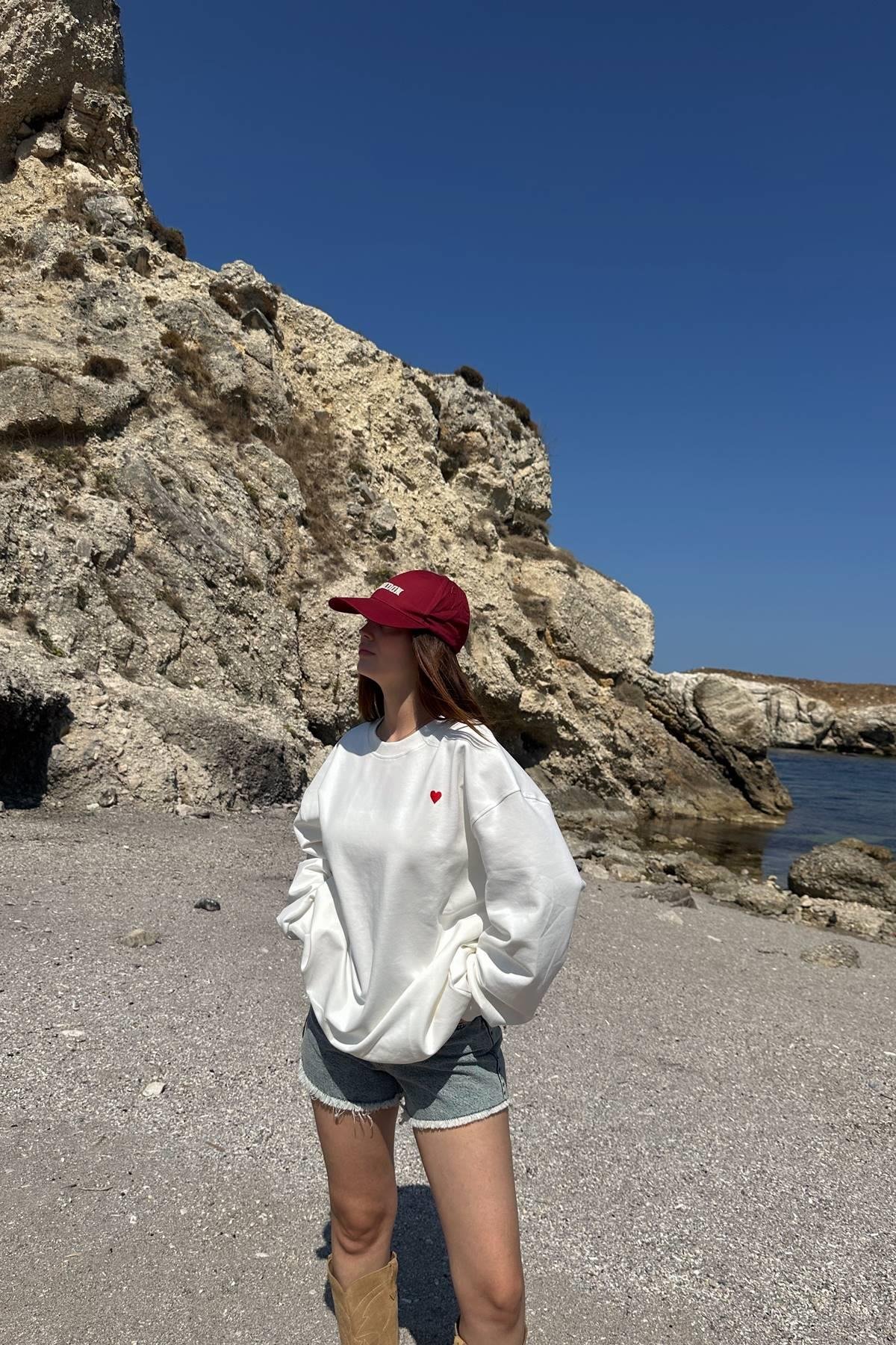 BİSİKLET YAKA KALP NAKIŞLI SWEATSHIRT