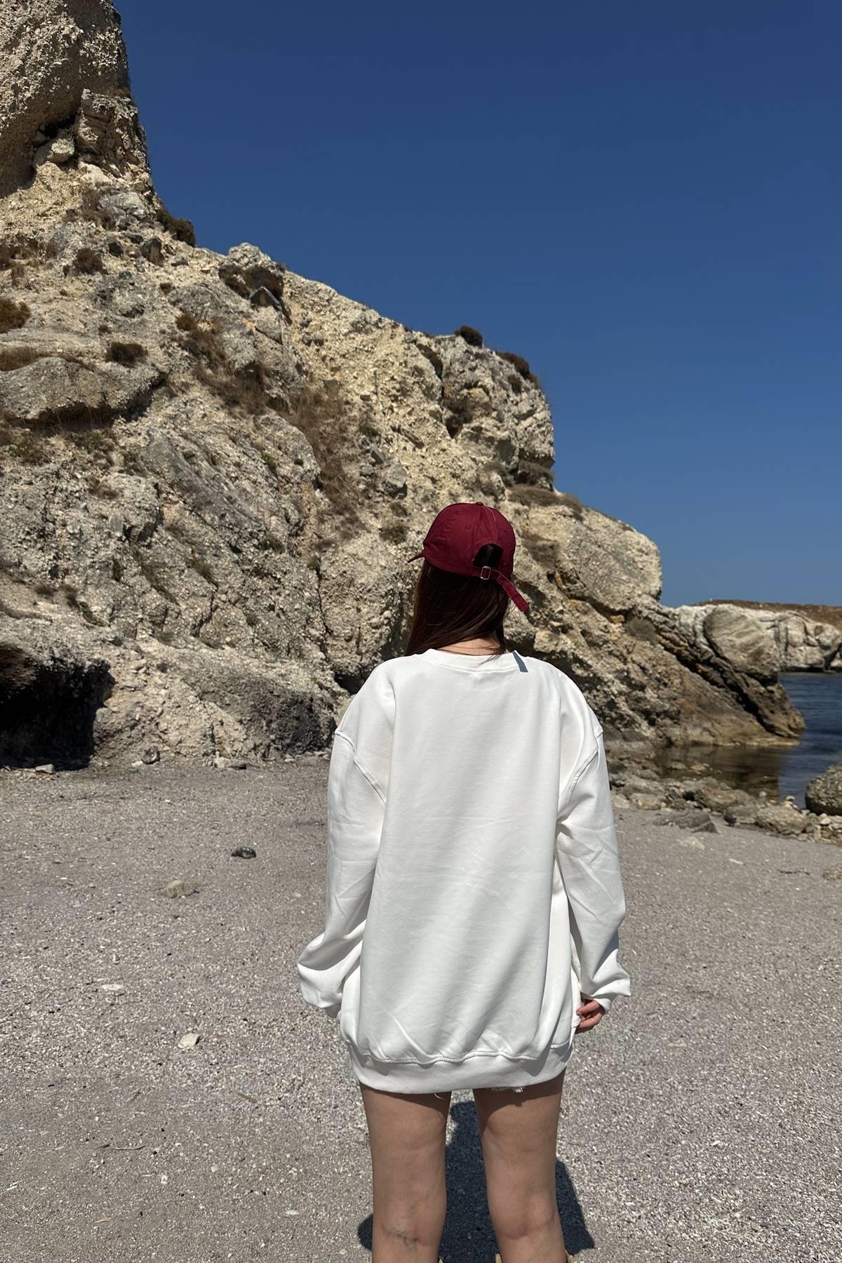 BİSİKLET YAKA KALP NAKIŞLI SWEATSHIRT