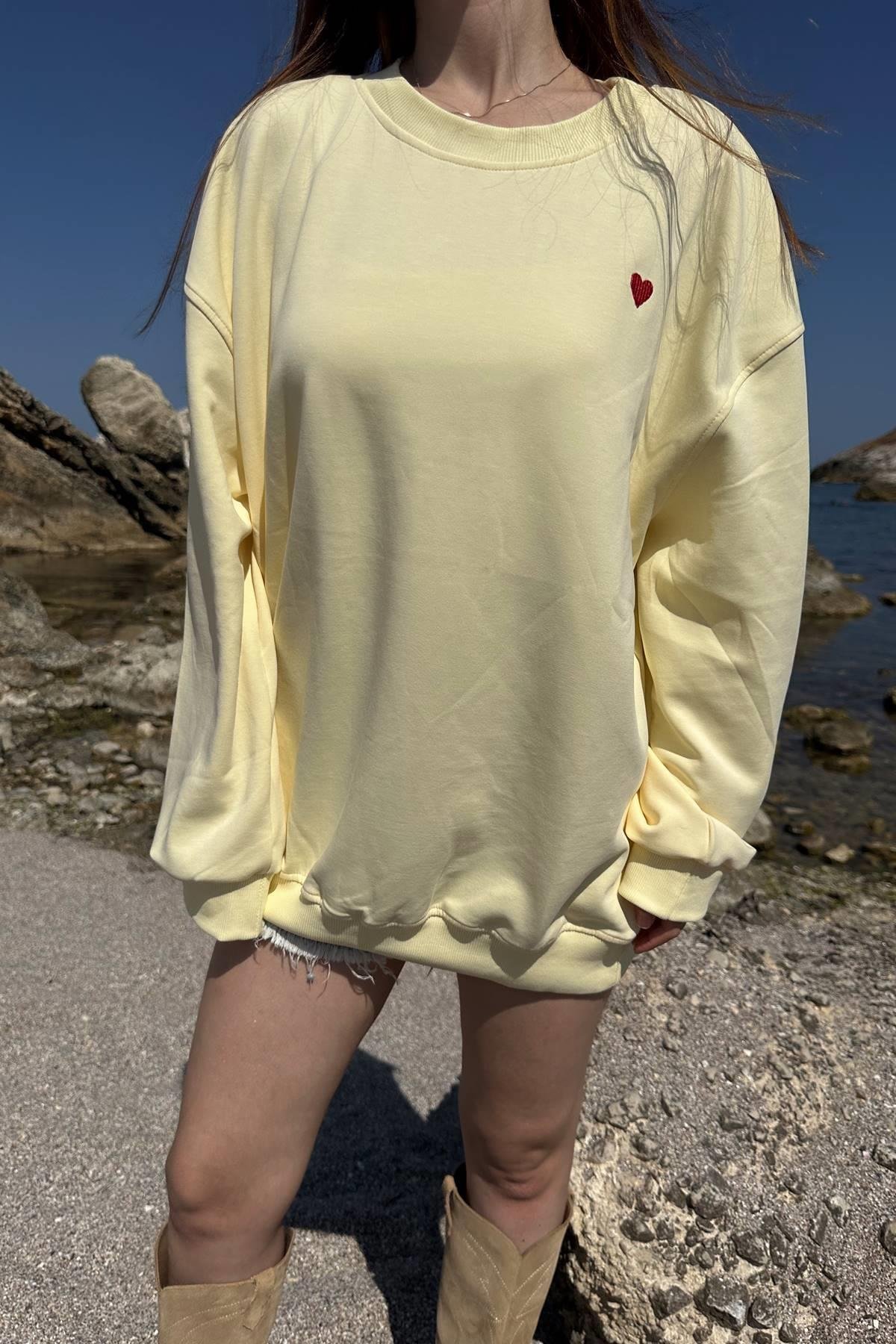 BİSİKLET YAKA KALP NAKIŞLI SWEATSHIRT