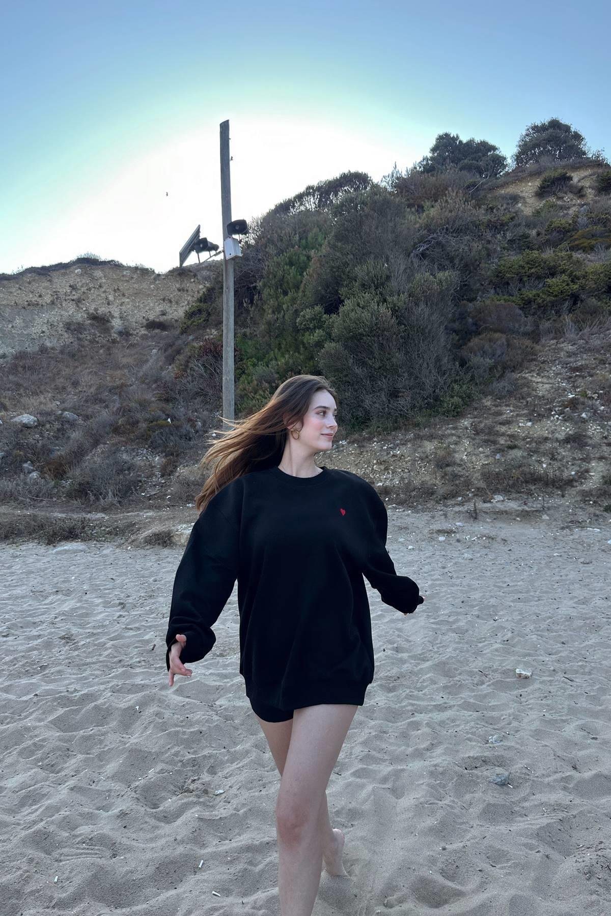 BİSİKLET YAKA KALP NAKIŞLI SWEATSHIRT