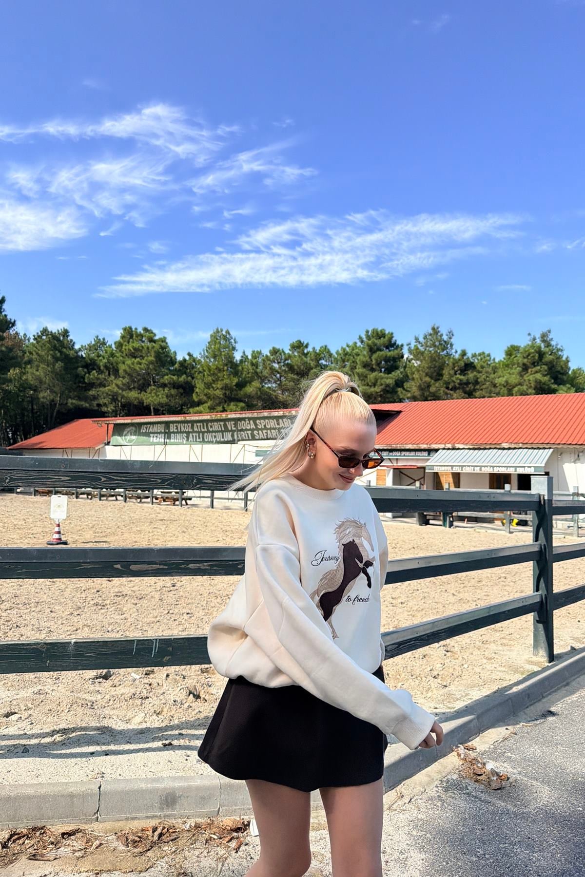 BİSİKLET YAKA NAKIŞ DETAYLI SWEATSHIRT