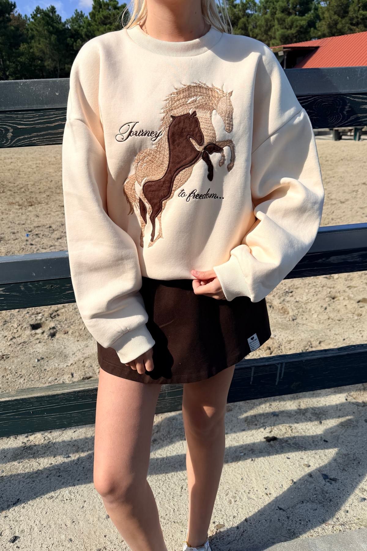BİSİKLET YAKA NAKIŞ DETAYLI SWEATSHIRT